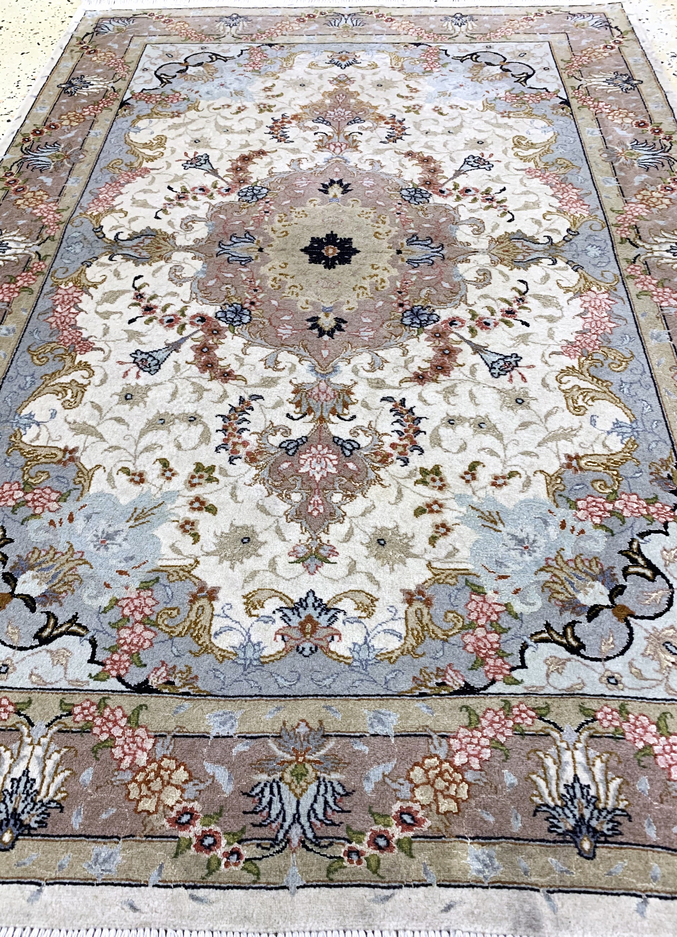Detail d: Täbriz fein(50 Raj), Persien, Mitte 20.Jhd,Korkwolle mit Seide, ca. 148 x 103 cm, Reinigungsbedürftig, EHZ: 2