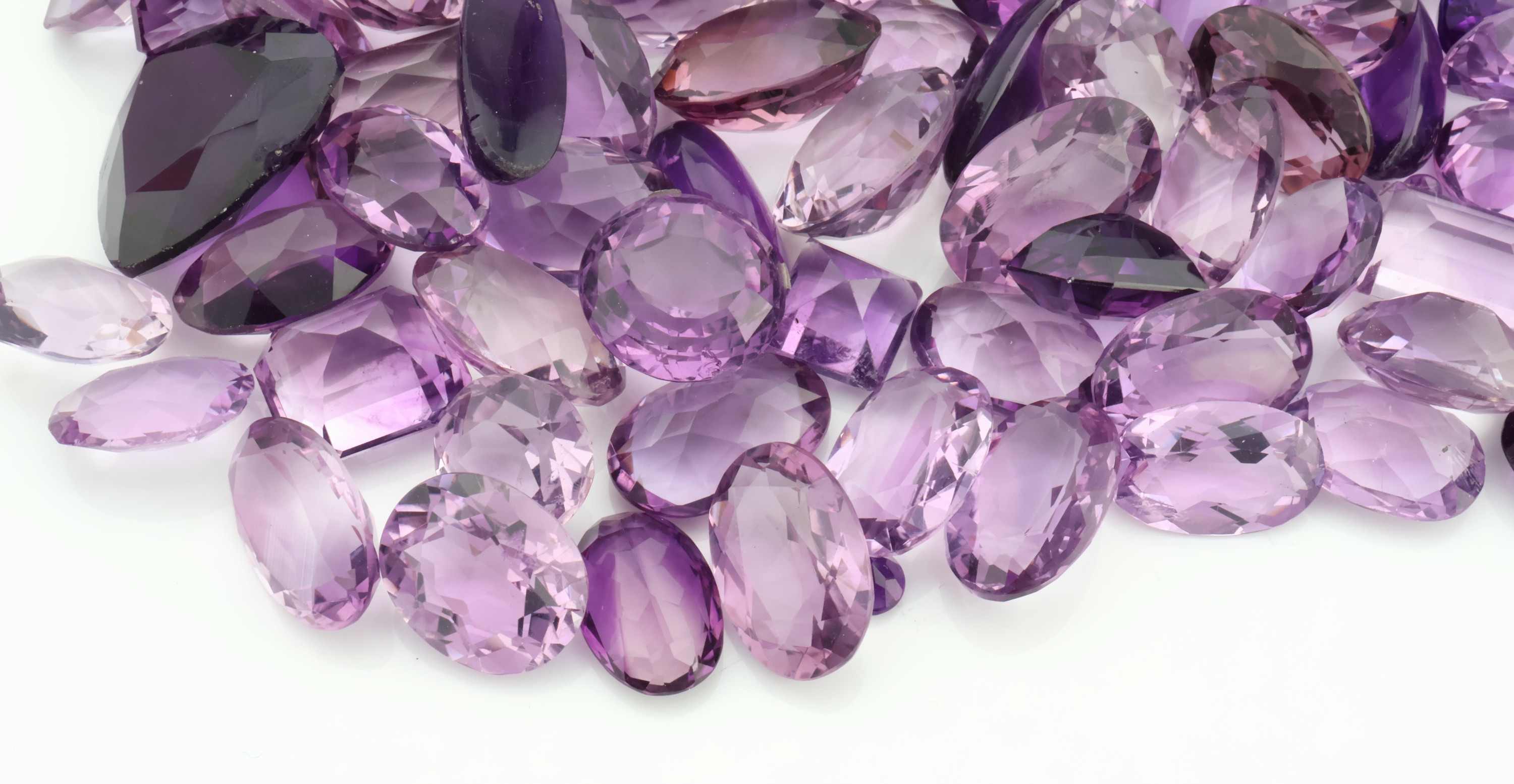 Detail c: Lot lose Amethyste, zus. ca. 761 ct, versch. Schliffformen, Größen und Farbnuancen,Ausfassware