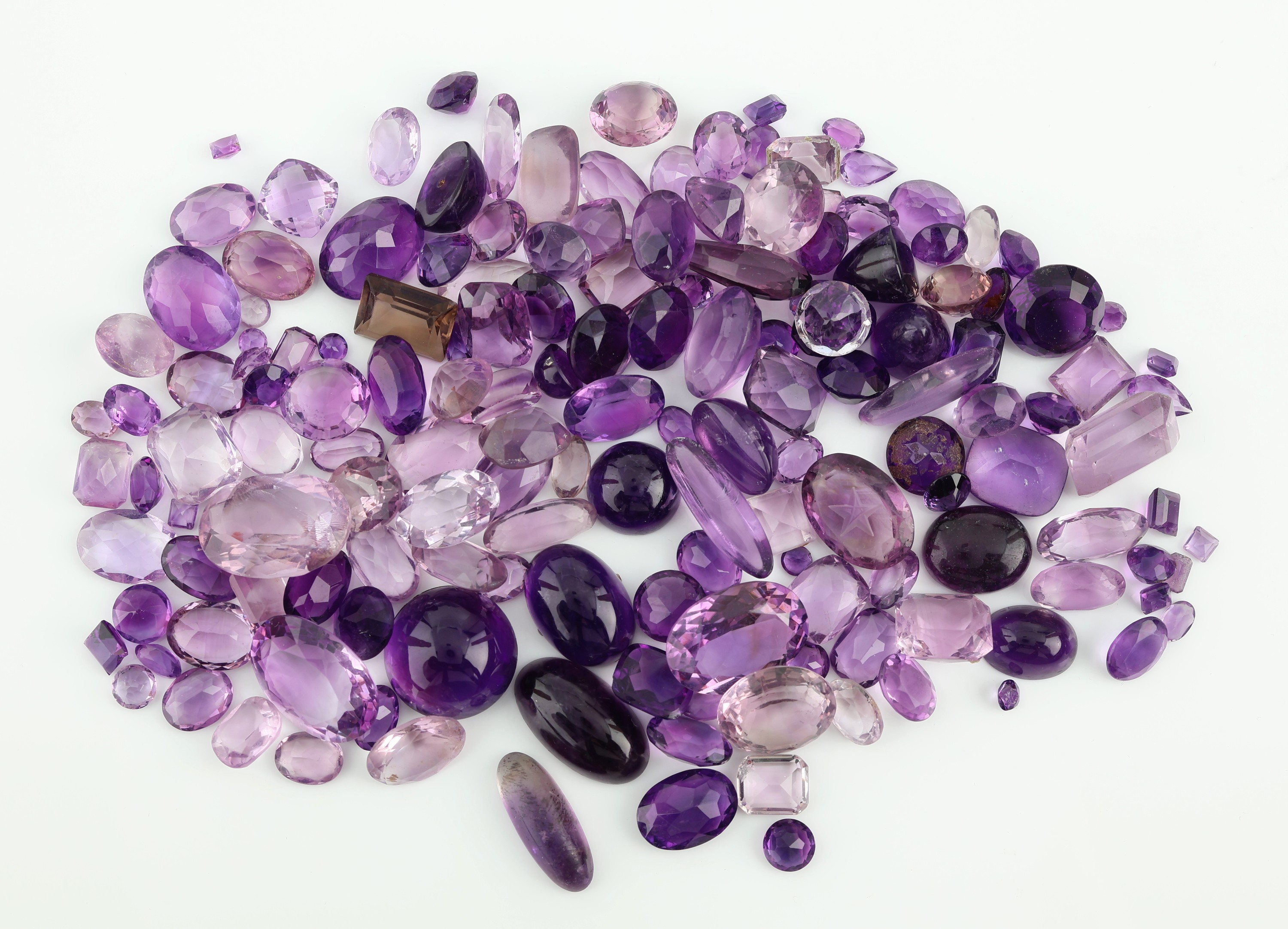 Lot lose Amethyste, zus. ca. 608 ct, versch. Schliffformen, Größen und Farbnuancen, Ausfassware