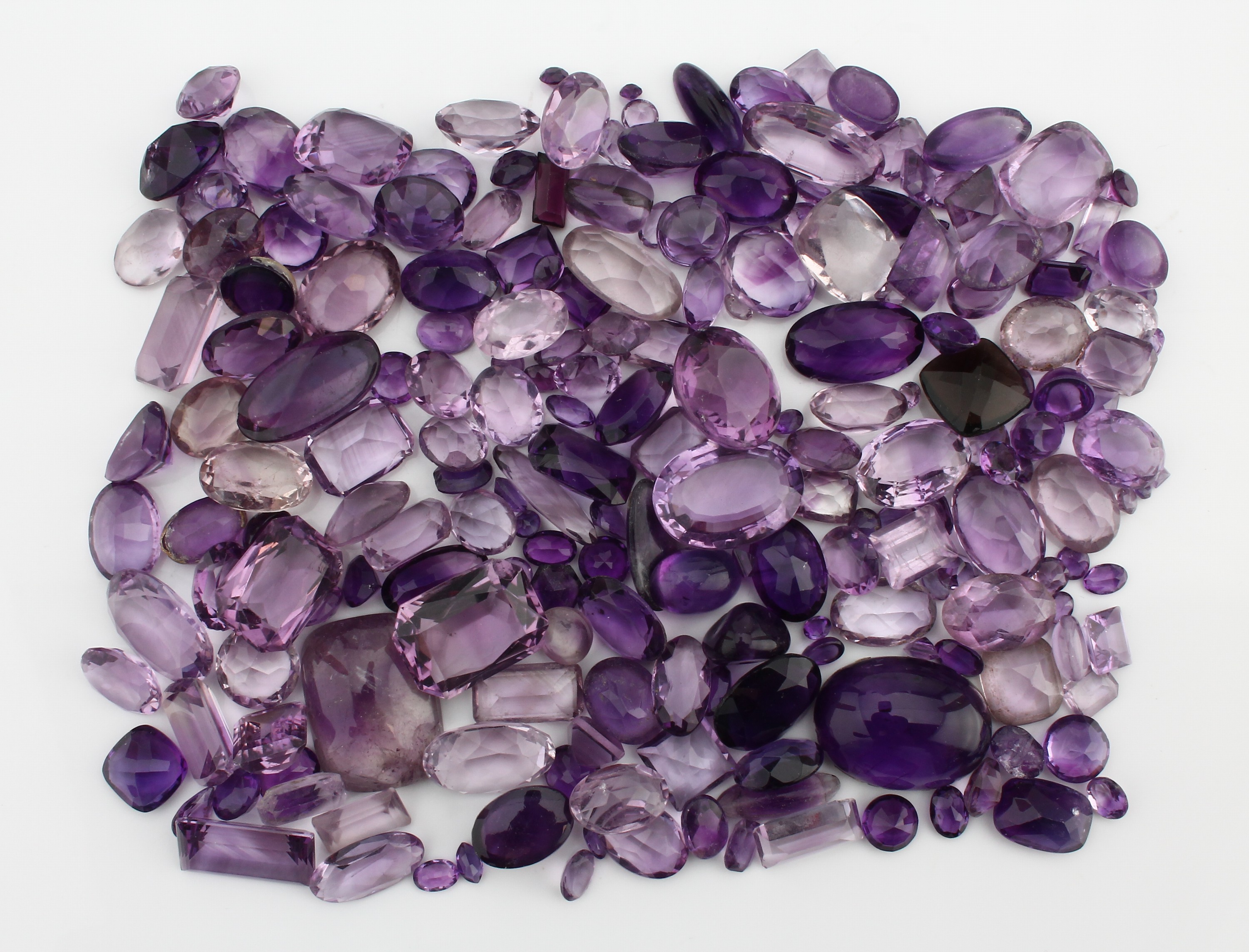 Lot lose Amethyste, zus. ca. 703 ct, versch. Schliffformen, Größen und Farbnuancen,Ausfassware