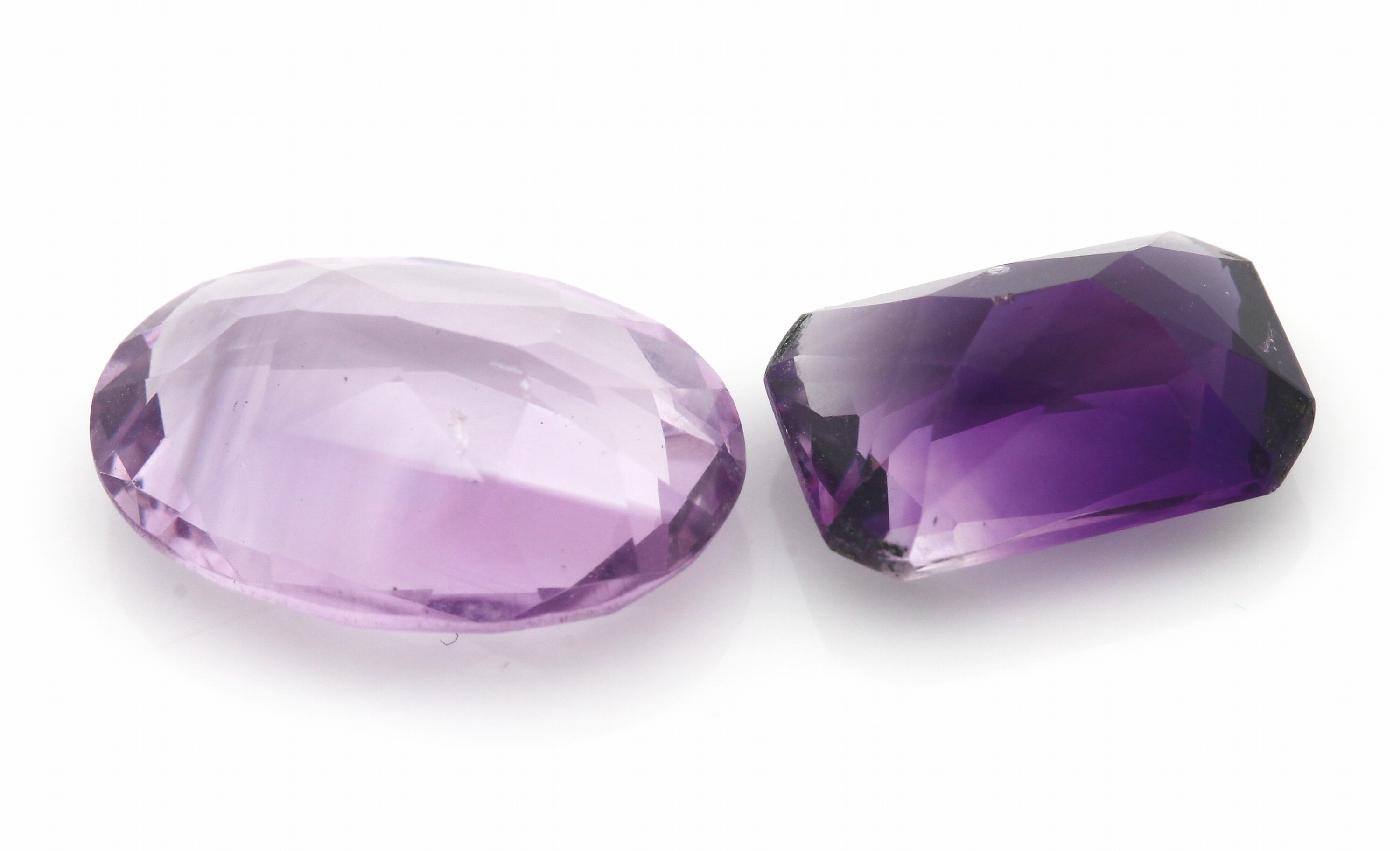 Detail b: Lot lose Amethyste, zus. ca. 703 ct, versch. Schliffformen, Größen und Farbnuancen,Ausfassware