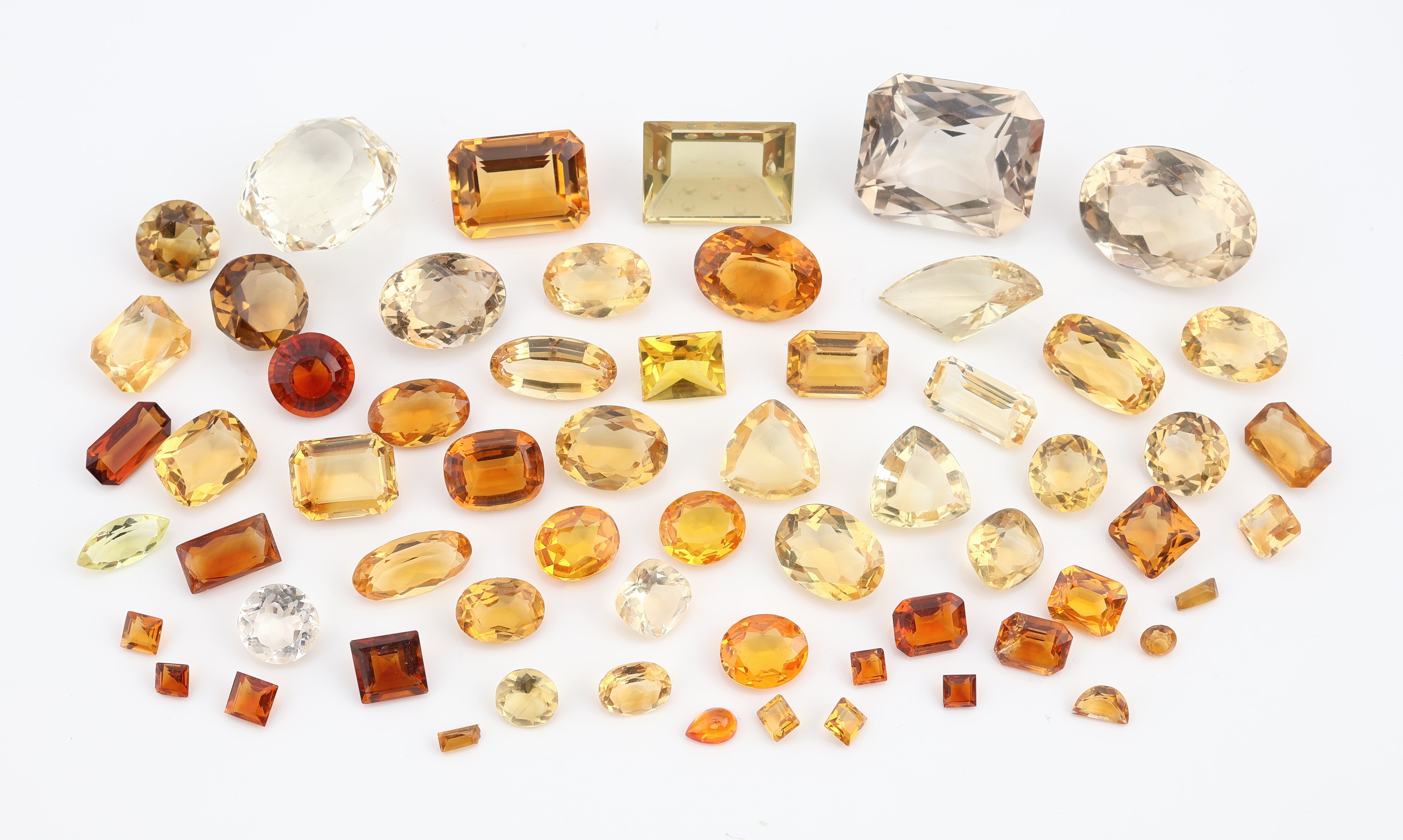 Lot lose Citrine, ca. 440 ct, versch. Schliffformen, Größen und Farbnuancen, Ausfassware