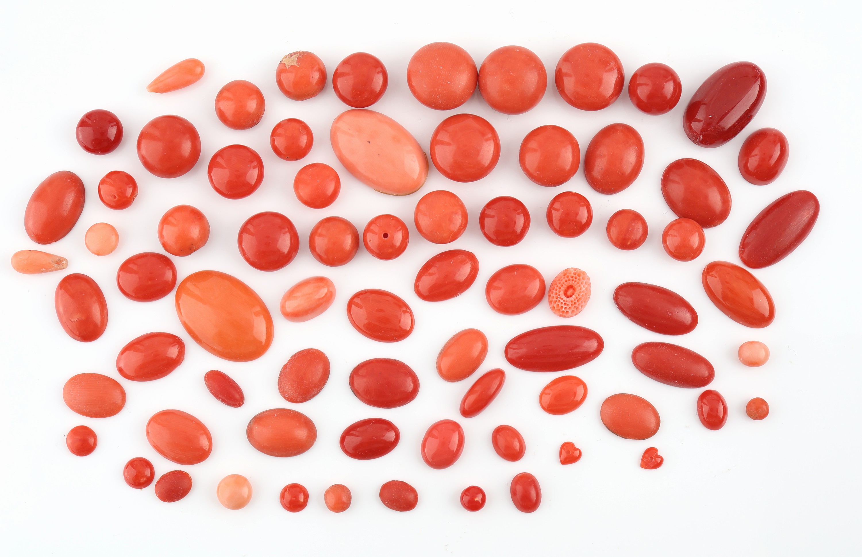 Lot lose Koralle, zus. ca. 300 ct, Cabochons und Kugeln (gebohrt) in versch. Größen und Farbnuancen, Ausfassware, Versand nur innerhalb der EU