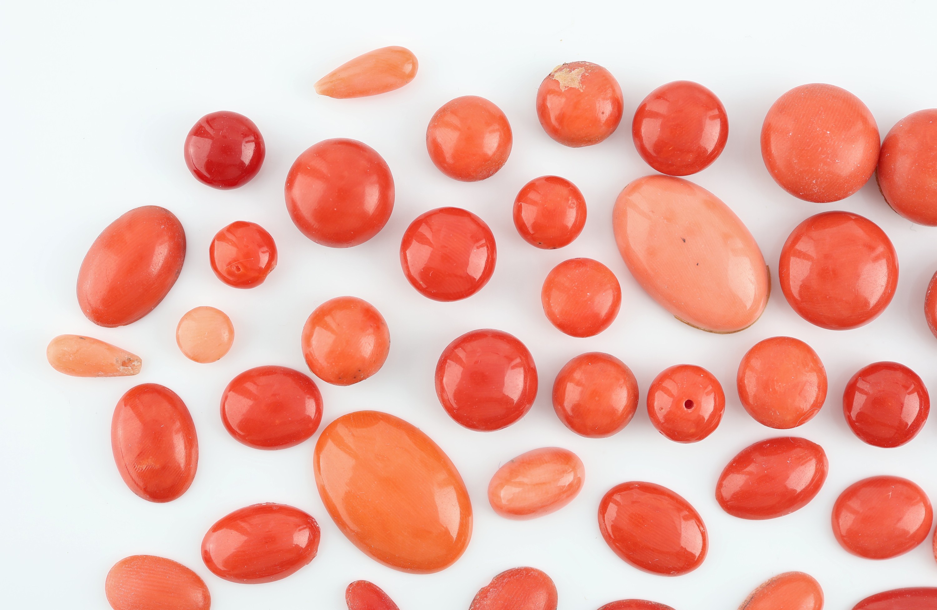 Detail a: Lot lose Koralle, zus. ca. 300 ct, Cabochons und Kugeln (gebohrt) in versch. Größen und Farbnuancen, Ausfassware, Versand nur innerhalb der EU
