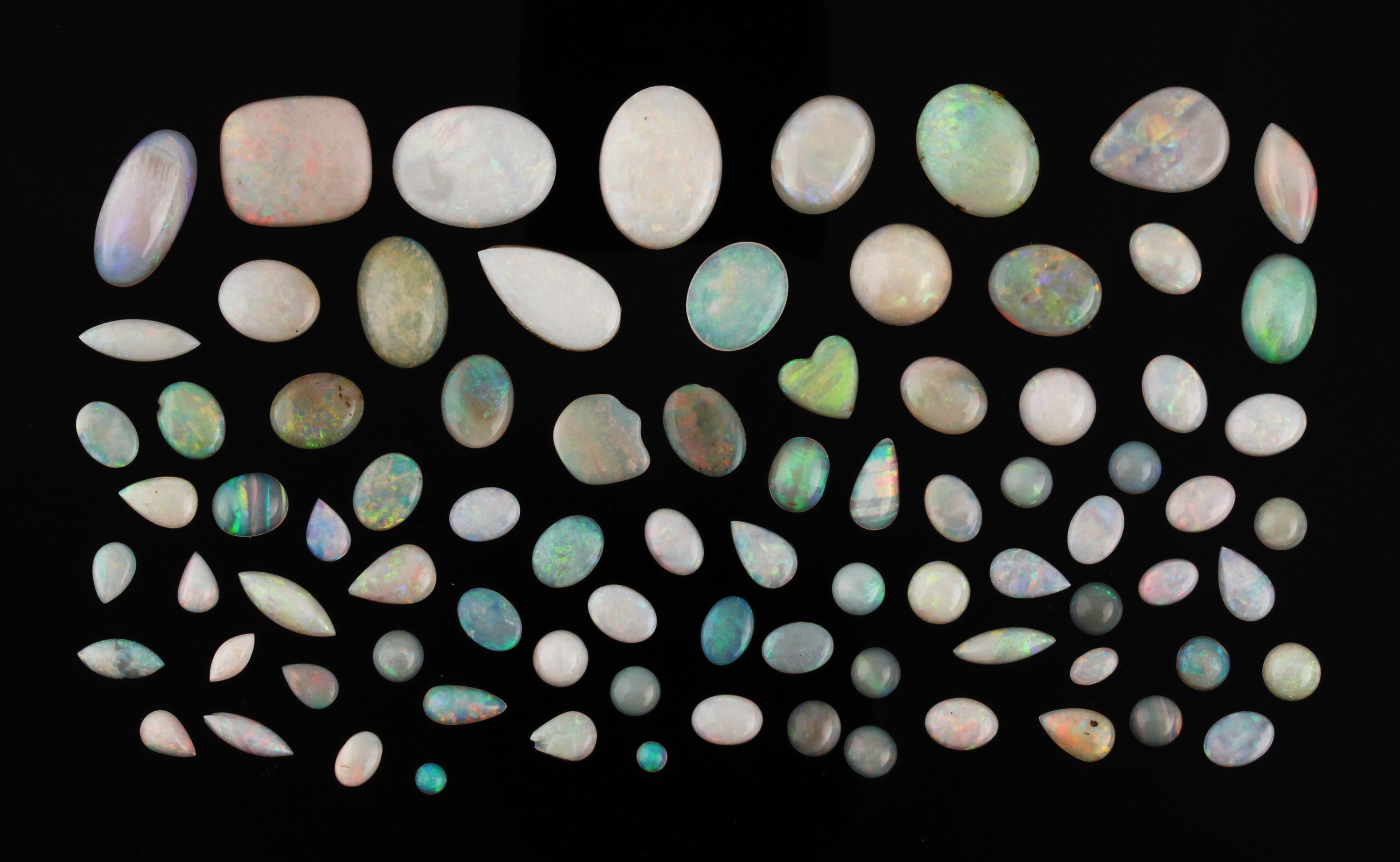 Lot lose Opale, zus. ca. 75 ct, Cabochons in versch. Größen, Formen und Farbintensitäten, Ausfassware
