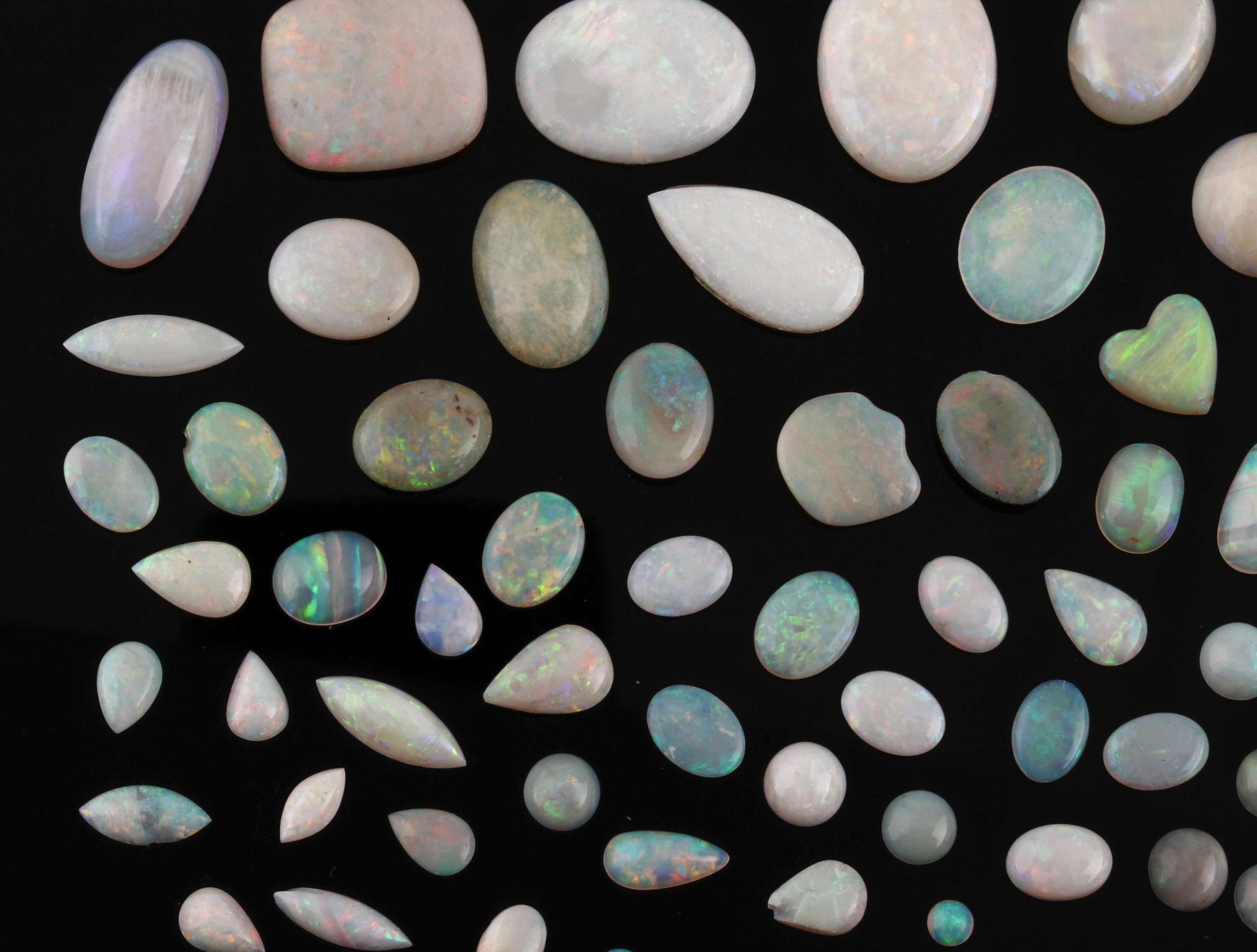 Detail a: Lot lose Opale, zus. ca. 75 ct, Cabochons in versch. Größen, Formen und Farbintensitäten, Ausfassware