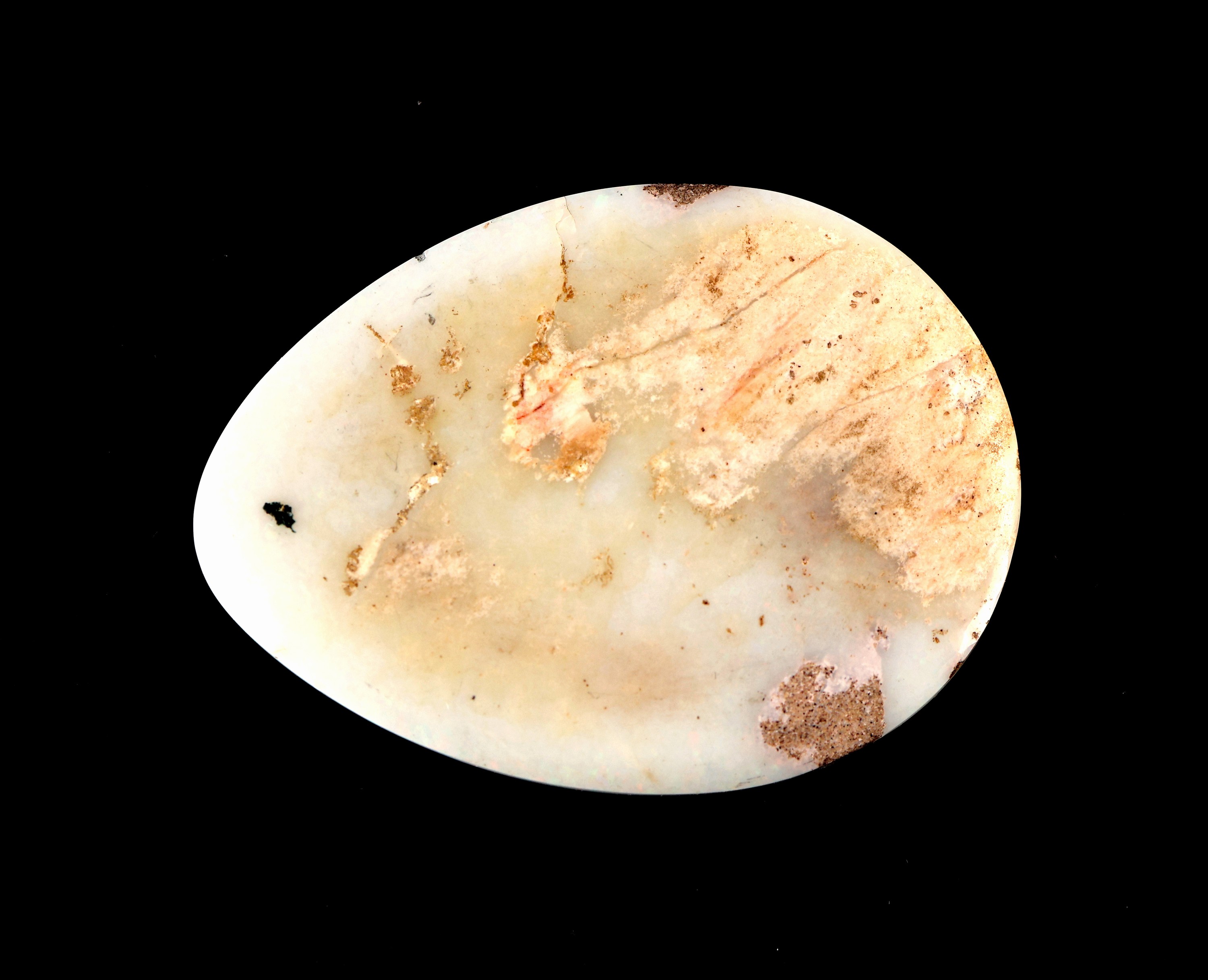 Detail a: Loser Opal, ca. 30.5 ct, tropfenf. Scheibe, zartes Farbspiel in grün, rot und blau, Ausfassware