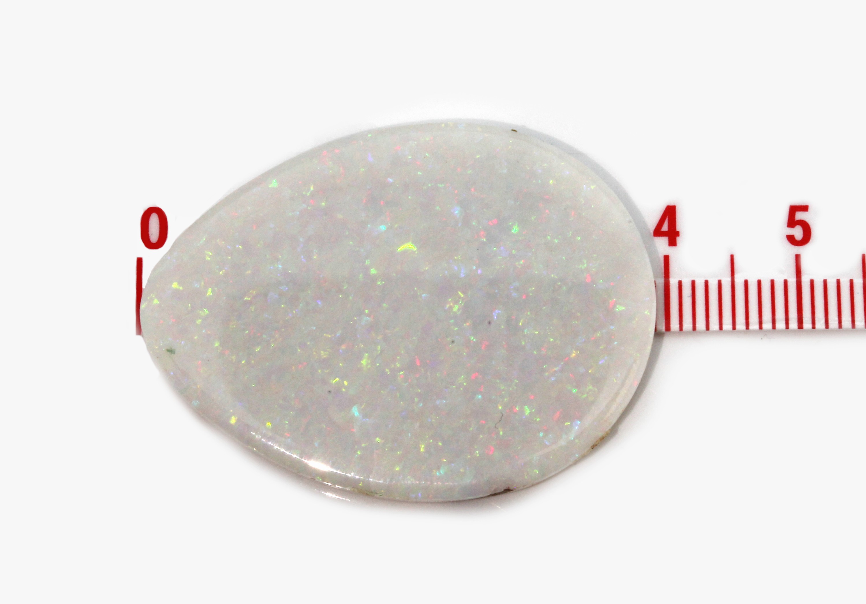 Detail b: Loser Opal, ca. 30.5 ct, tropfenf. Scheibe, zartes Farbspiel in grün, rot und blau, Ausfassware