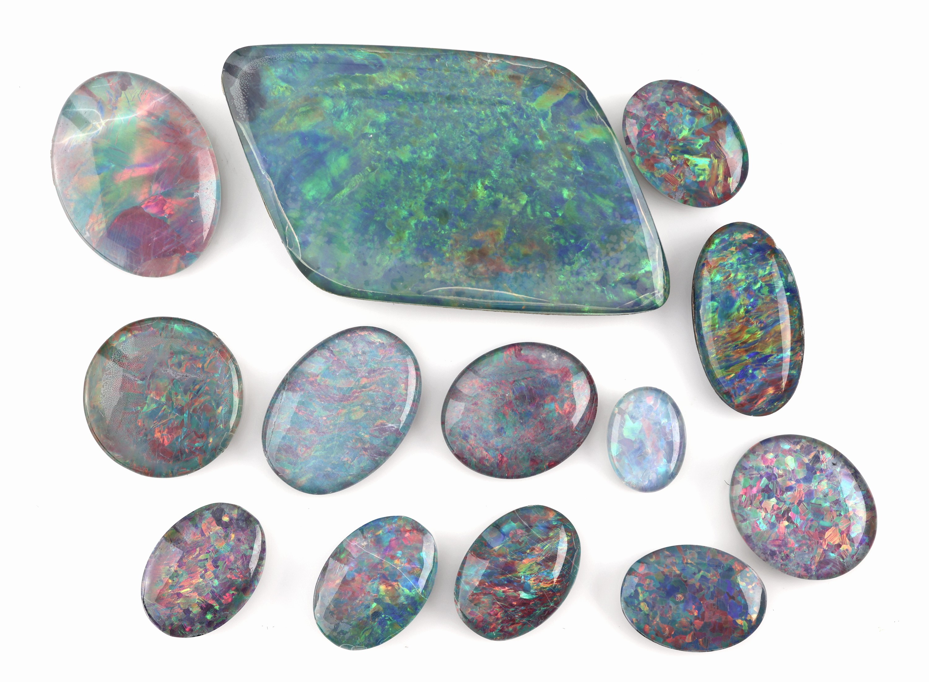 Lot 13 lose Opaltripletten, zus. ca. 56 ct, Cabochons in versch. Größen, Formen und Farbspielen, Ausfassware