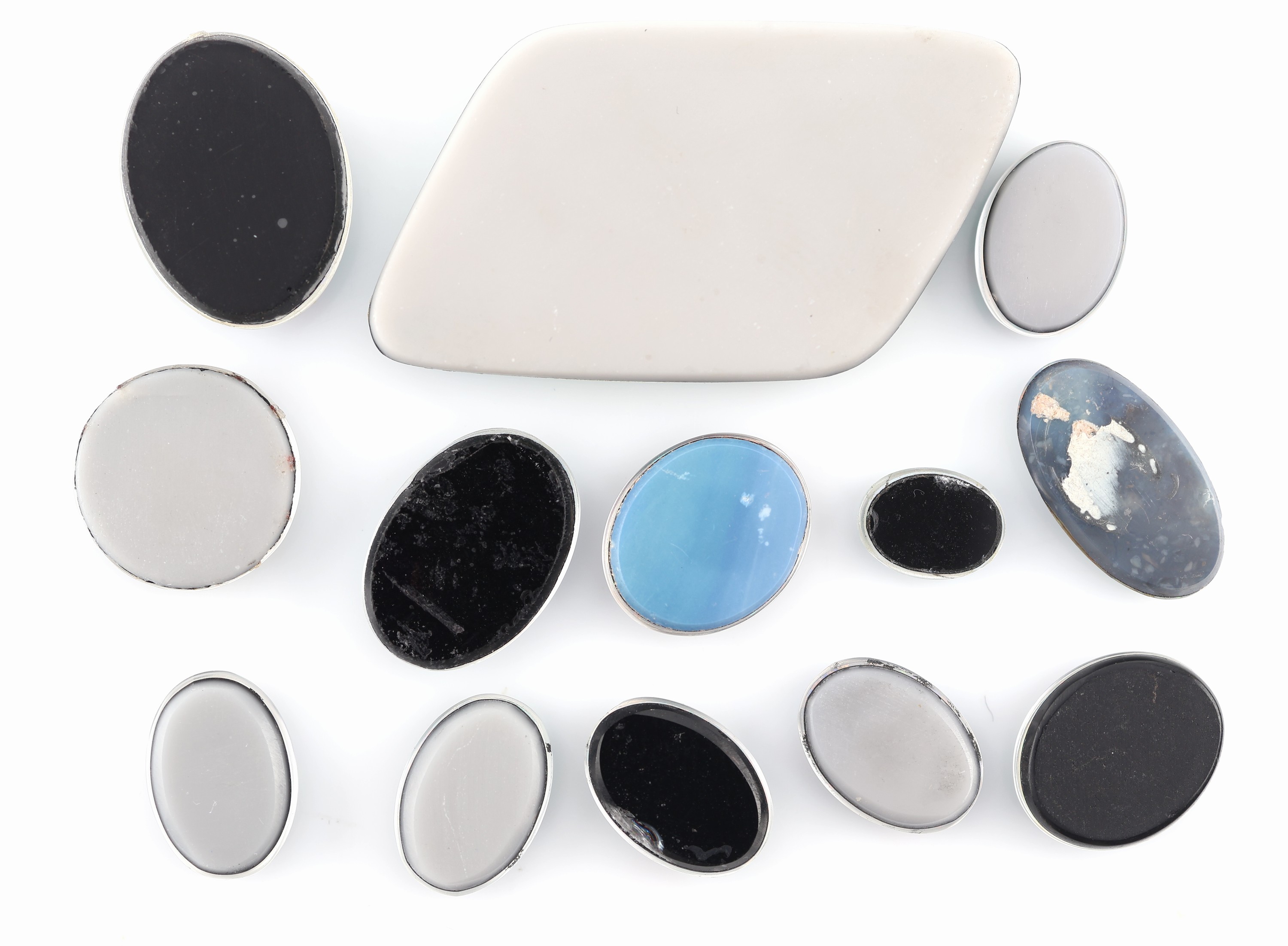 Detail a: Lot 13 lose Opaltripletten, zus. ca. 56 ct, Cabochons in versch. Größen, Formen und Farbspielen, Ausfassware