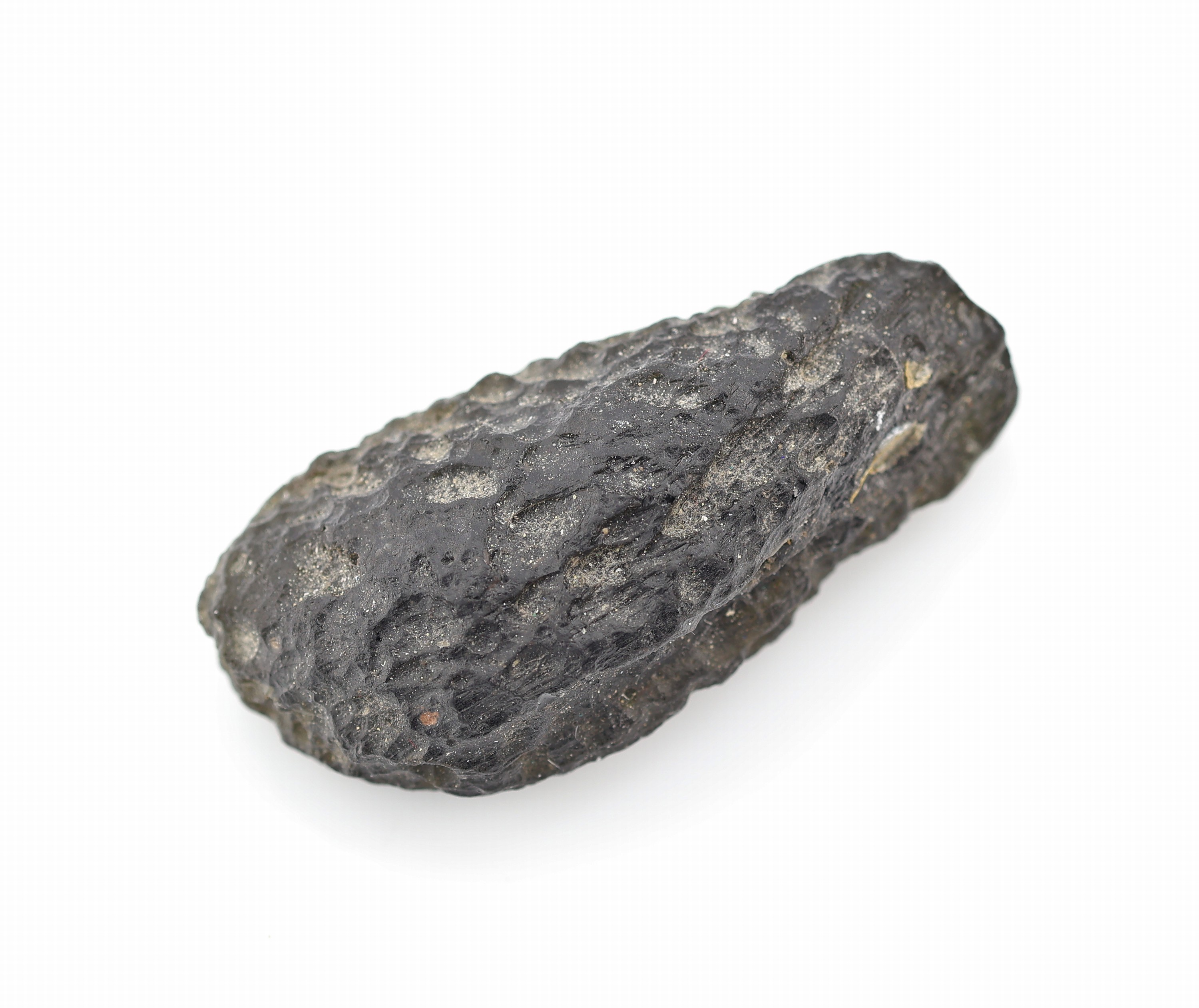 Detail b: Loser Moldavit-Rohstein, ca. 64 ct, natürliches Glas, entstanden bei Meteorit- einschlag vor ca. 15 Mio. Jahren