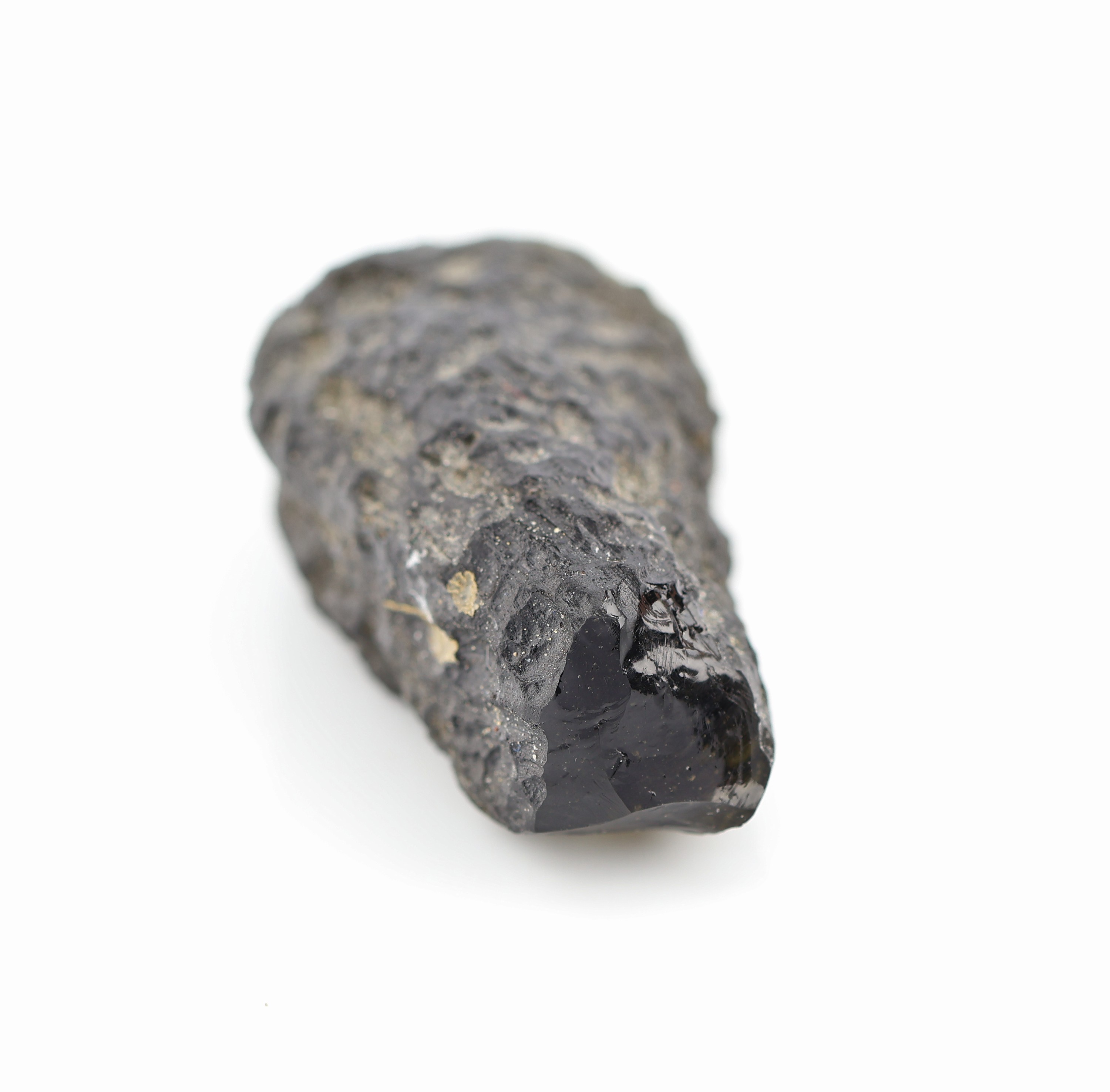Detail c: Loser Moldavit-Rohstein, ca. 64 ct, natürliches Glas, entstanden bei Meteorit- einschlag vor ca. 15 Mio. Jahren