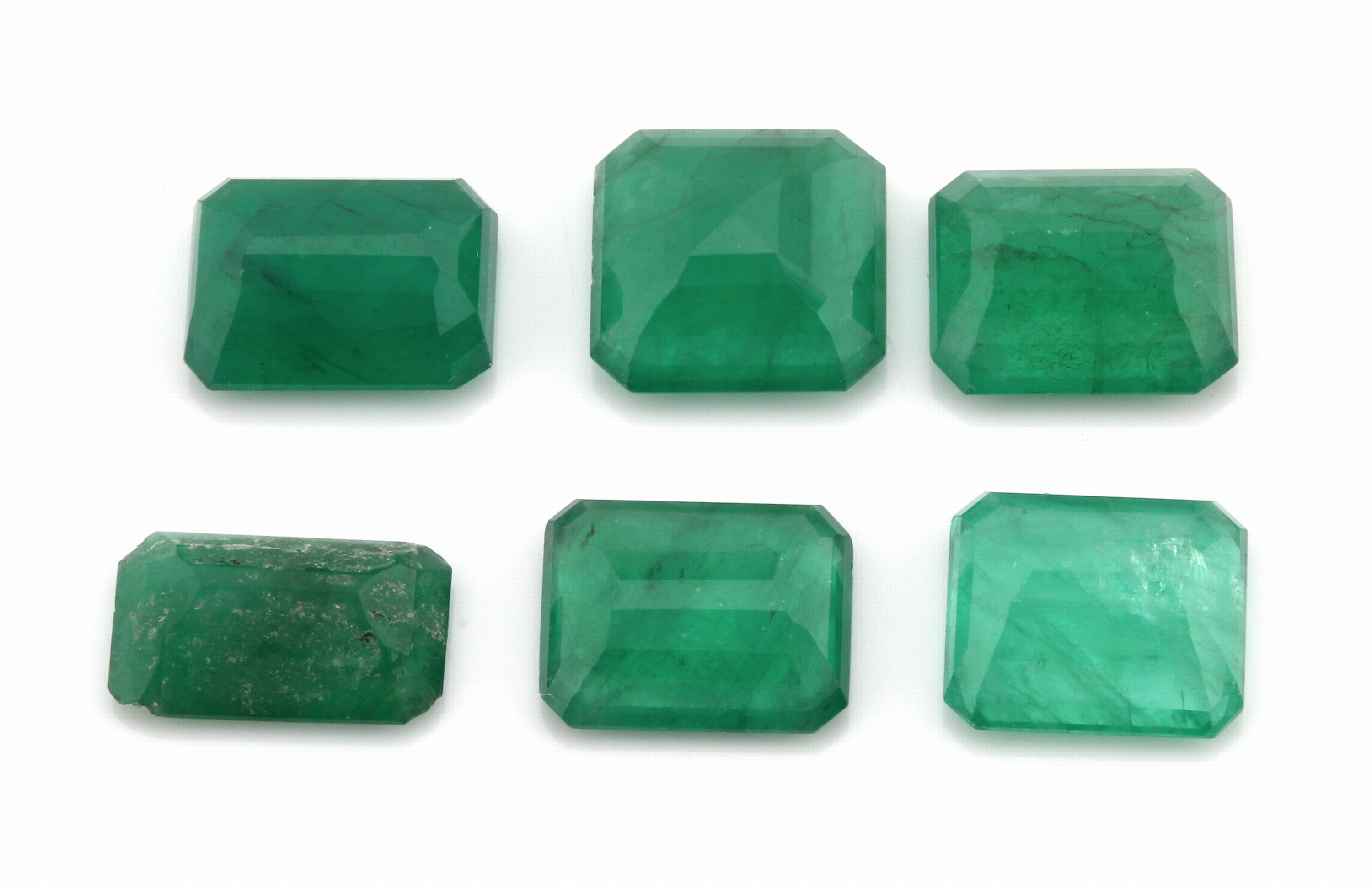 Detail a: Lot 6 lose Smaragde, zus. ca. 15 ct, oktagonale Treppenschliffe in versch. Größen, Ausfassware