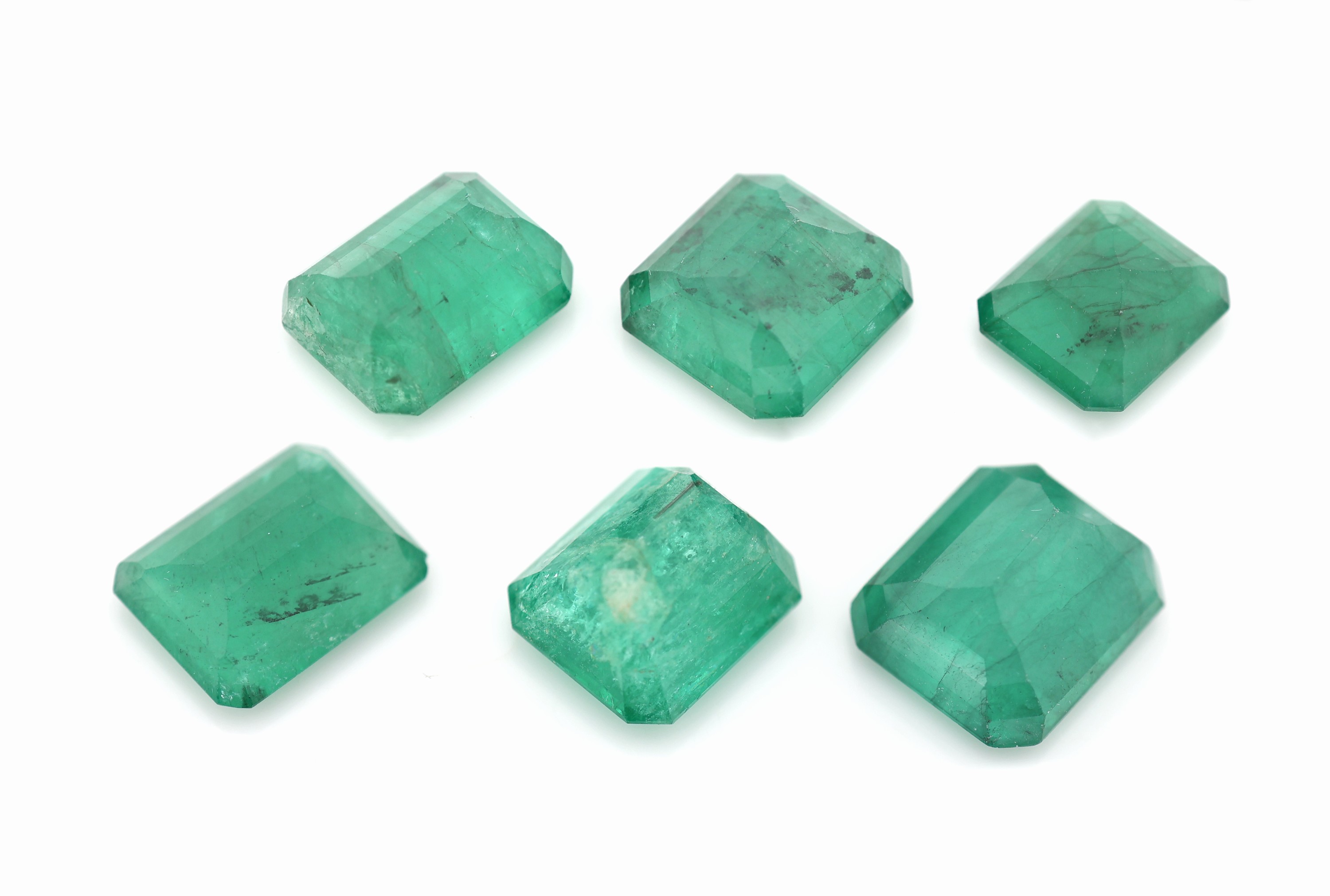 Detail a: Lot 6 lose Smaragde, zus. ca. 19 ct, oktogonale Treppenschliffe in versch. Größen, Ausfassware