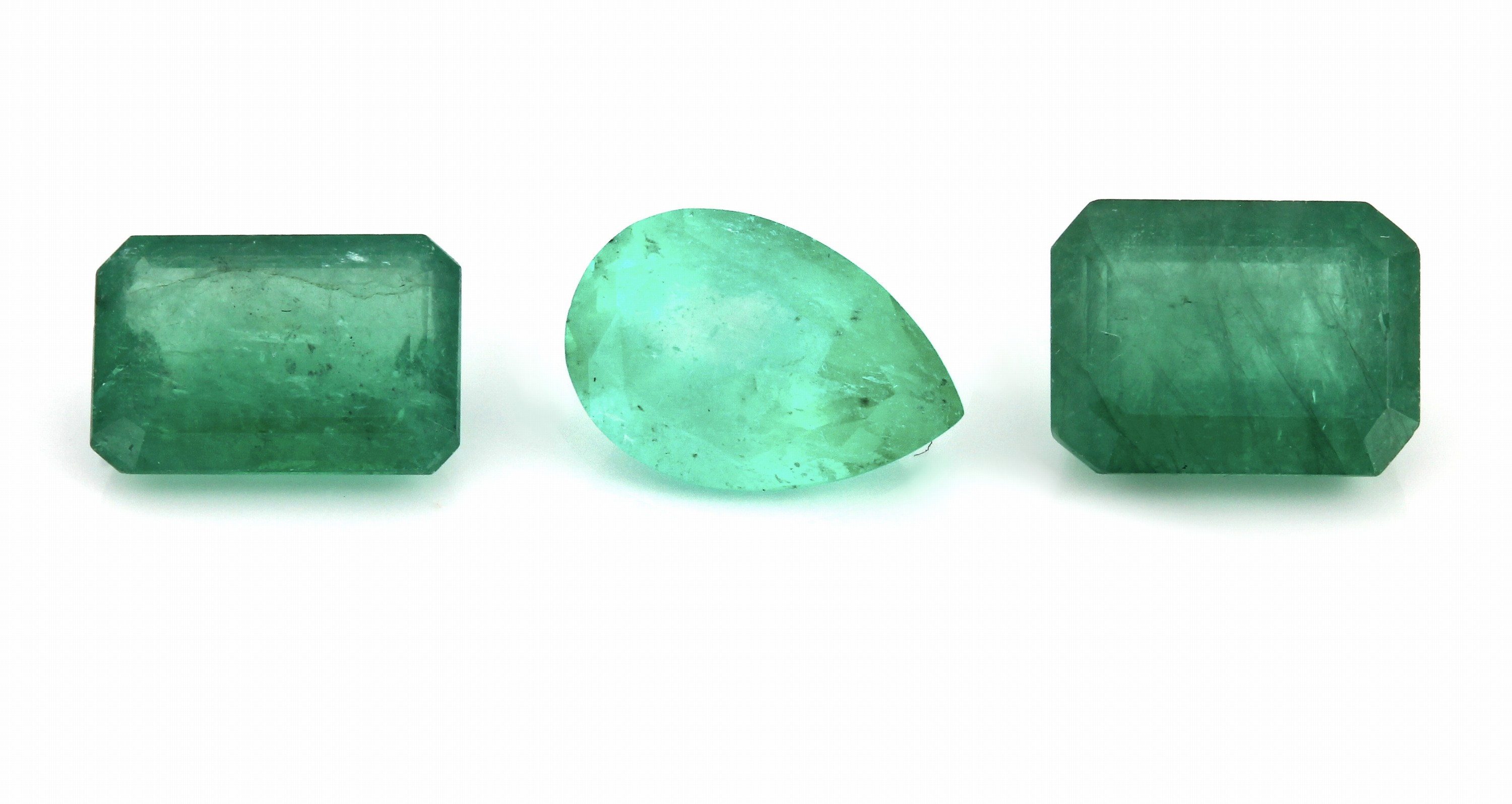 Lot 3 lose Smaragde, zus. ca. 8.3 ct, 2 x oktogonaler Treppenschliff, 1 x facett. Tropfen, Ausfassware