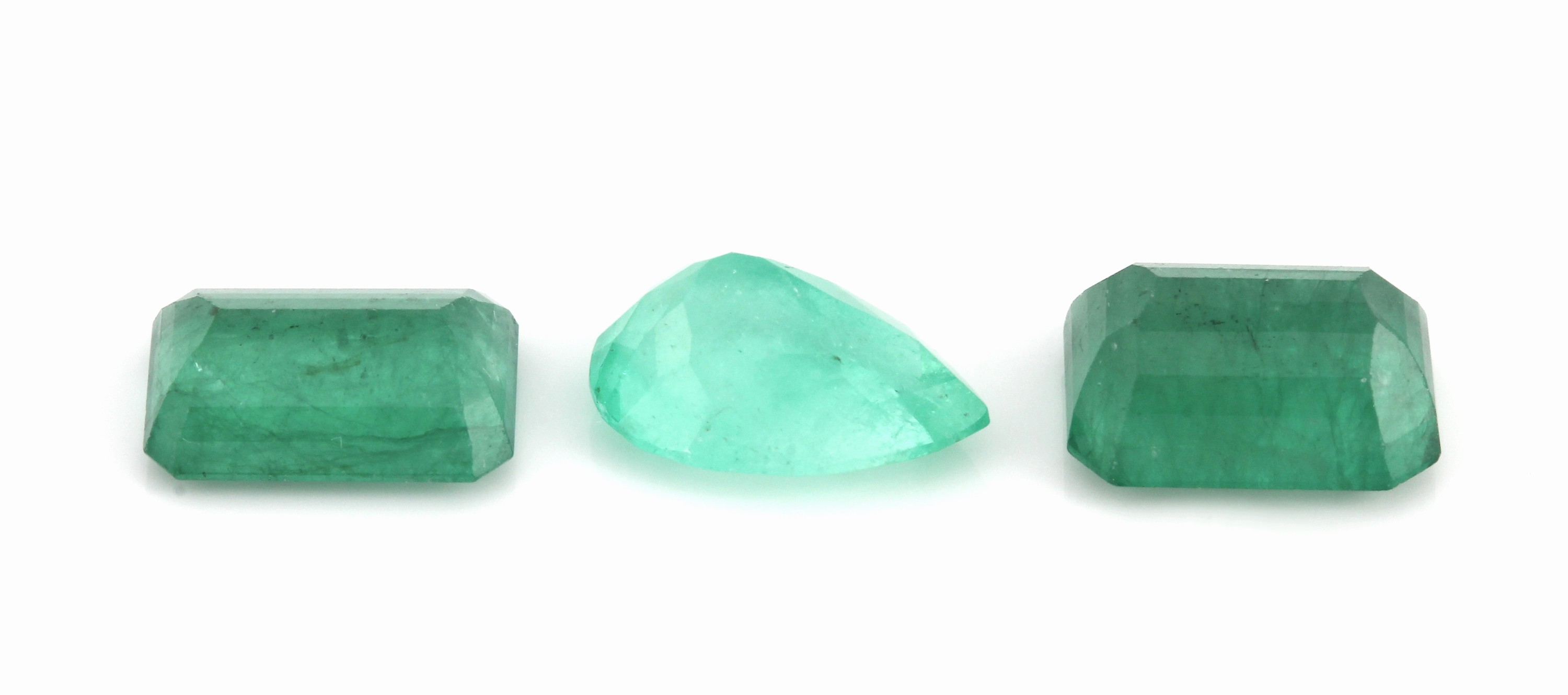 Detail a: Lot 3 lose Smaragde, zus. ca. 8.3 ct, 2 x oktogonaler Treppenschliff, 1 x facett. Tropfen, Ausfassware