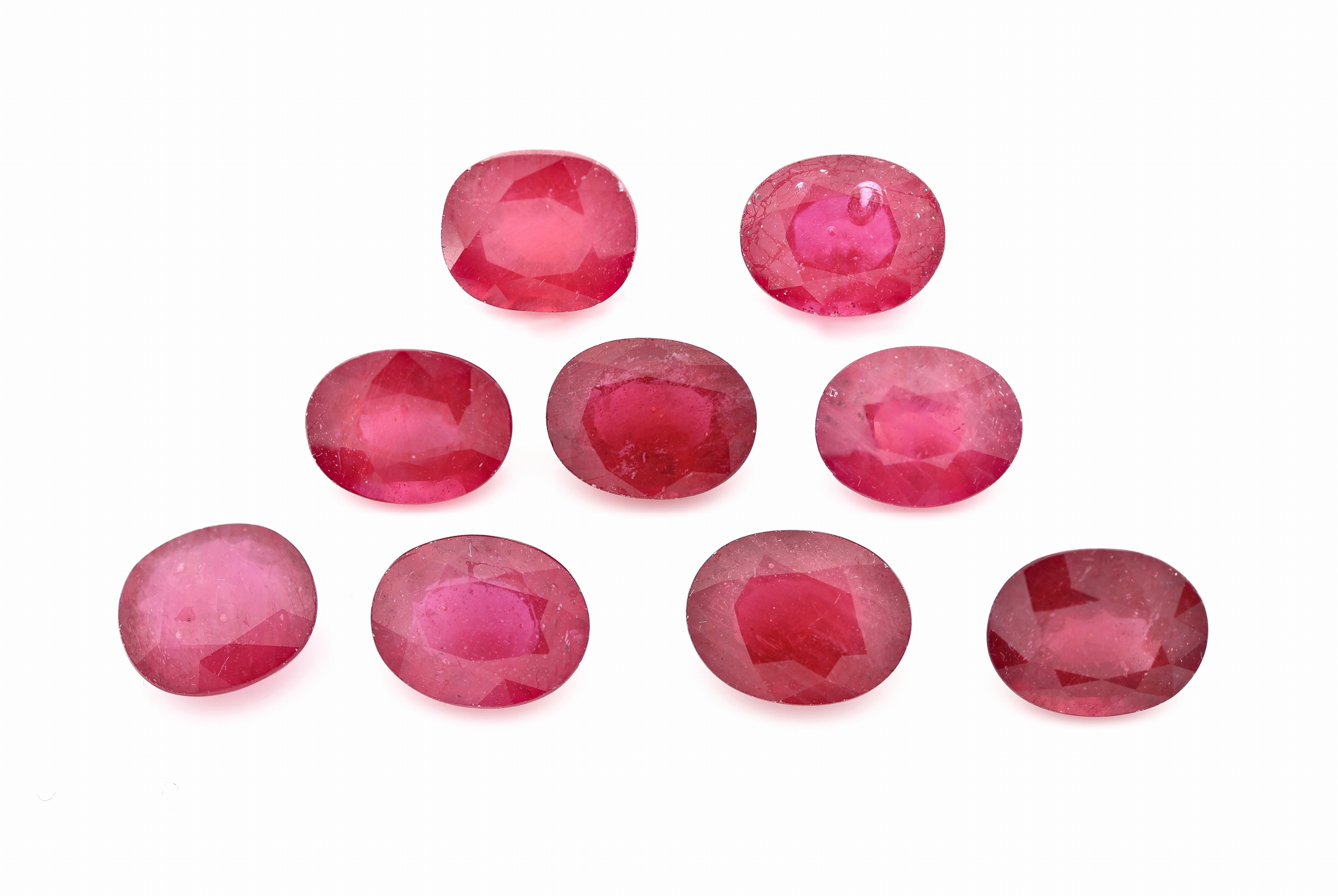 Lot 9 lose Rubine, zus. ca. 20.9 ct, ovalfacett. in versch. Größen, beh.