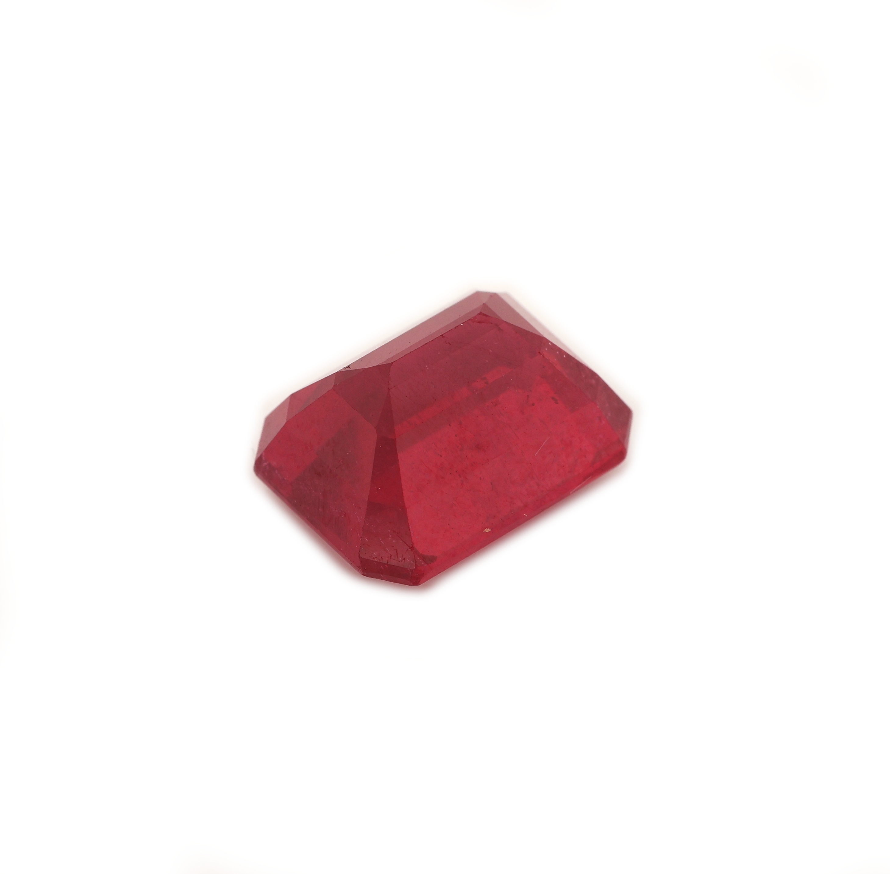 Detail b: Loser Rubin, ca. 6.8 ct, oktogonaler Treppenschliff, beh., ca. 11.2 x 8.7 x 6.2 mm