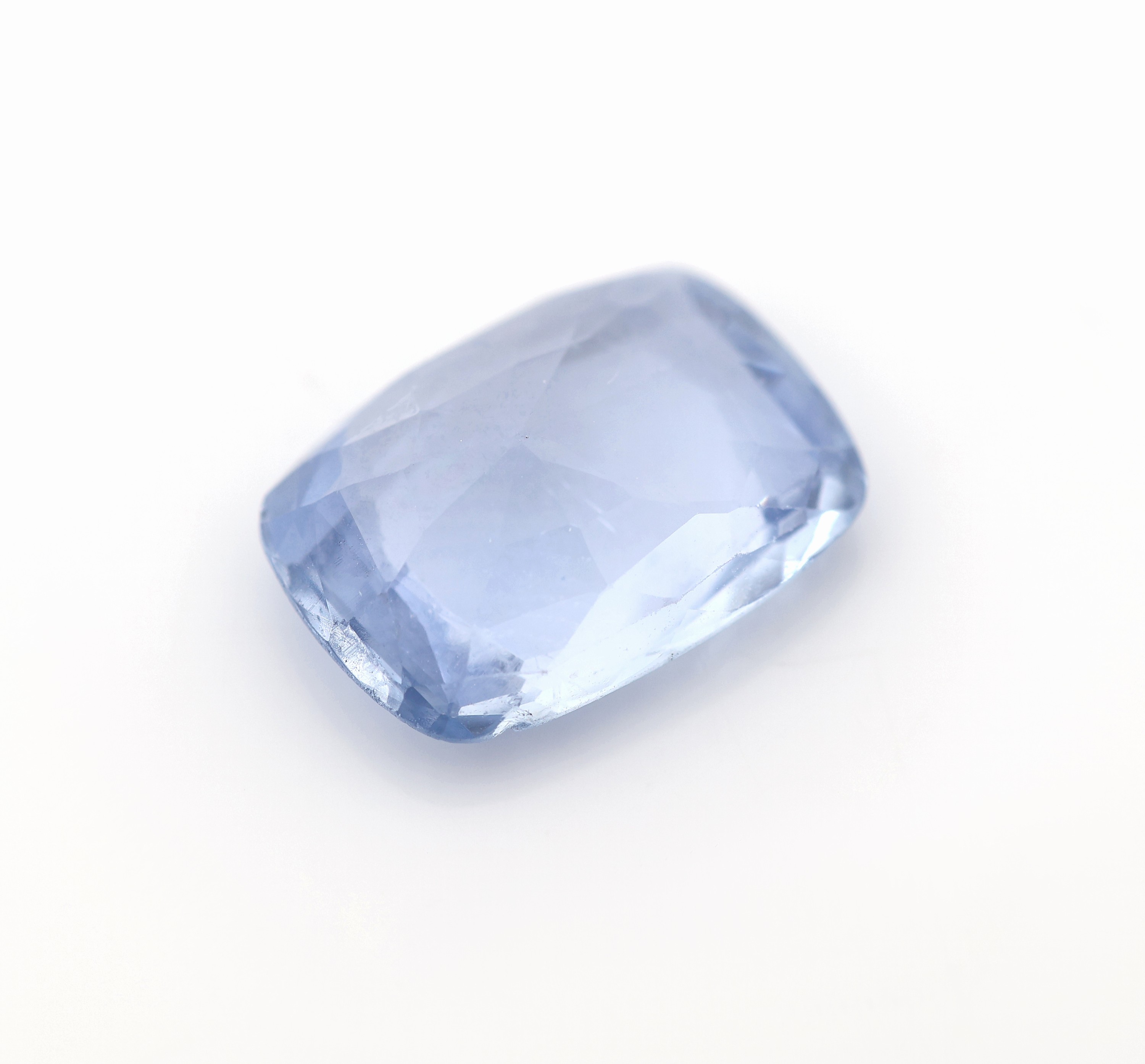 Detail b: Loser Saphir, ca. 5.5 ct, Scherenschliff, Ausfassware