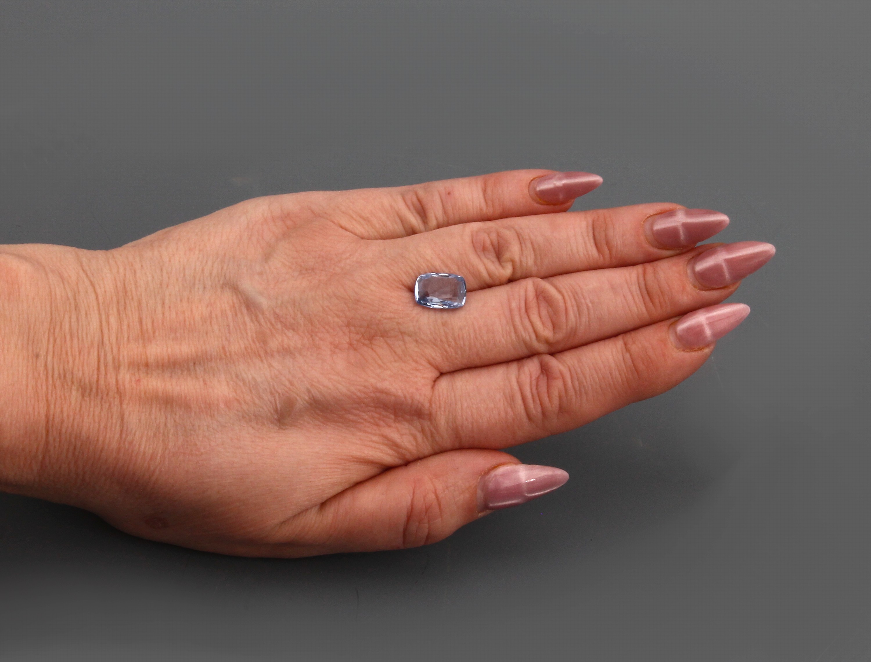 Detail c: Loser Saphir, ca. 5.5 ct, Scherenschliff, Ausfassware