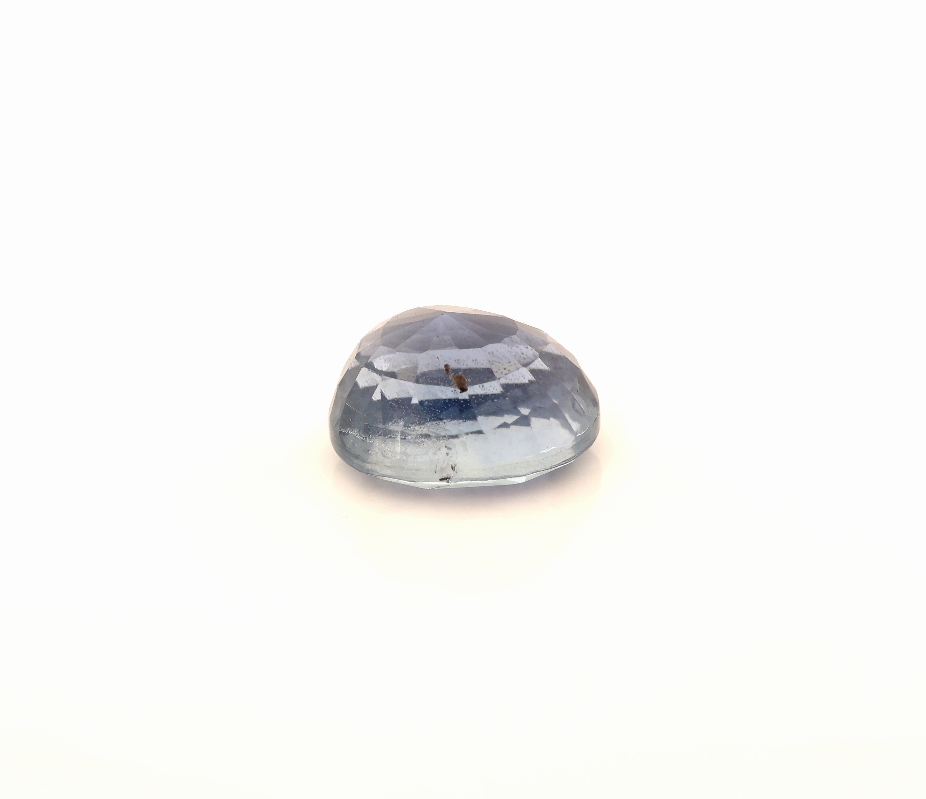 Detail b: Loser Saphir, ca. 3.01 ct, ovalfacett.