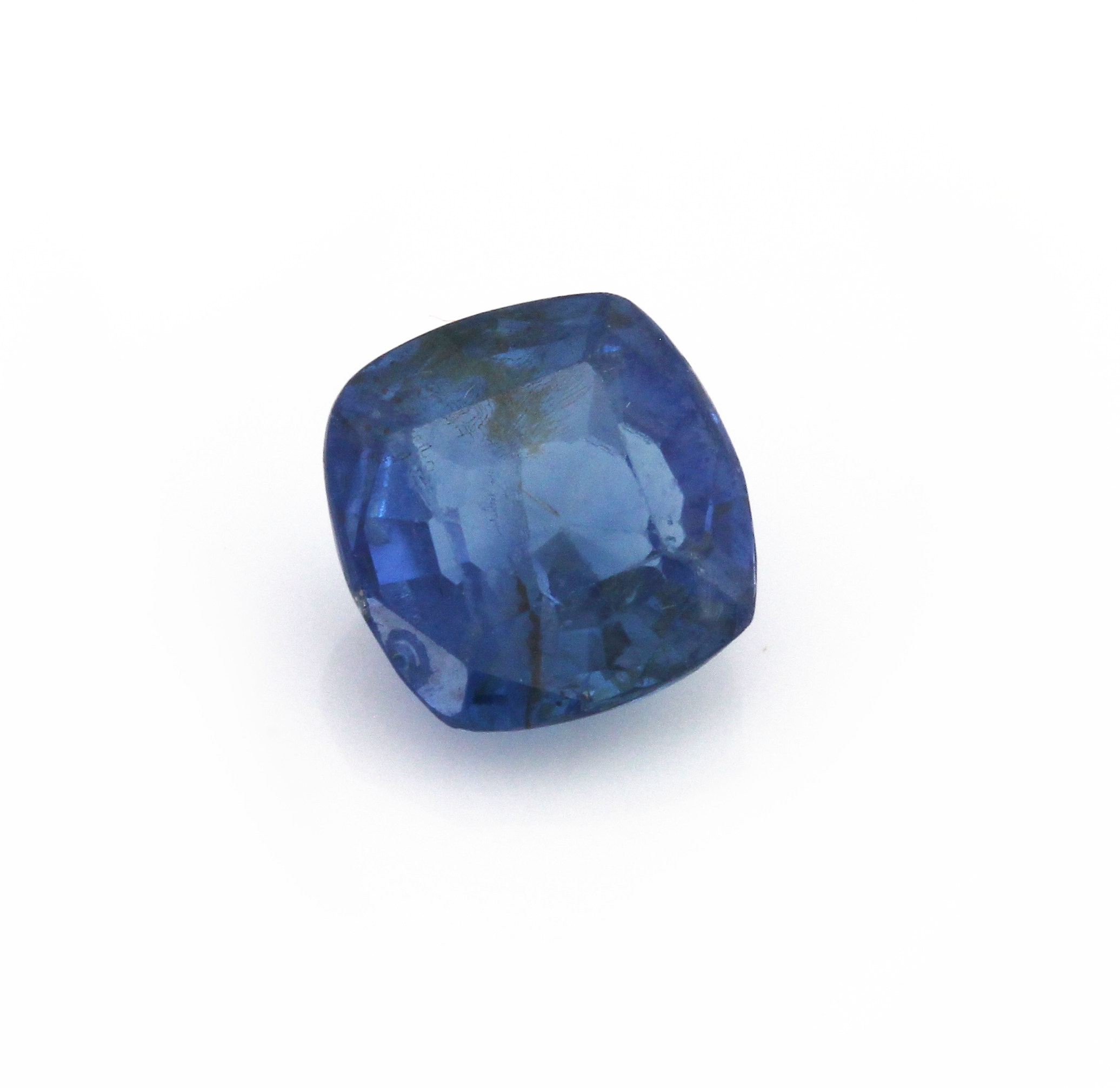 Detail a: Loser Saphir, ca. 3.90 ct, Kissenschliff, Kerben