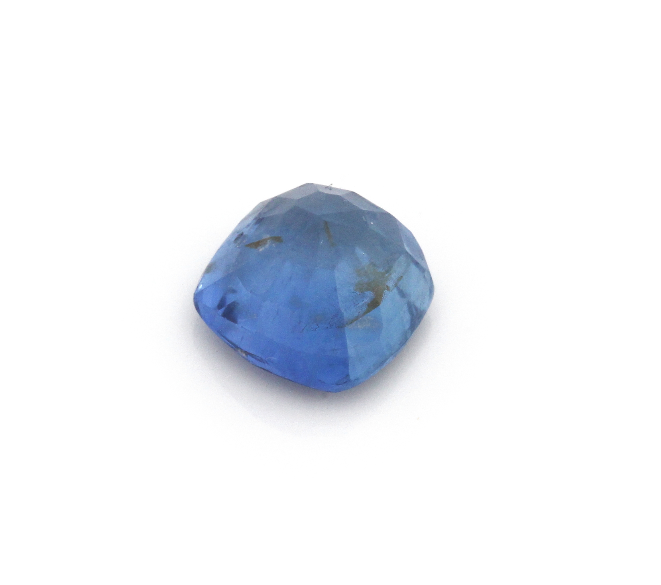 Detail b: Loser Saphir, ca. 3.90 ct, Kissenschliff, Kerben