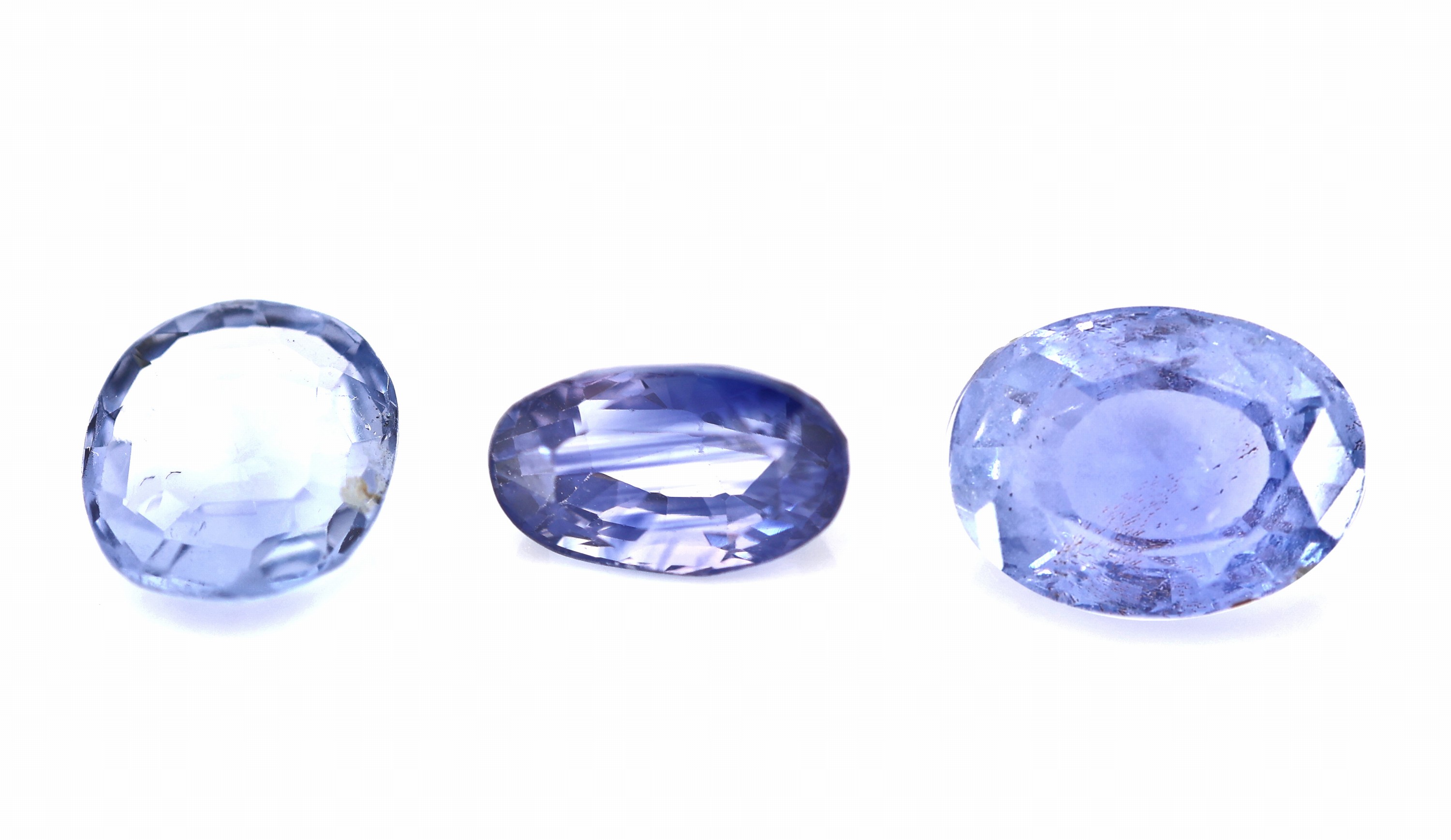 Lot 3 lose Saphire, zus. ca. 7.4 ct, ovalfacett. in versch. Größen und Farbnuancen