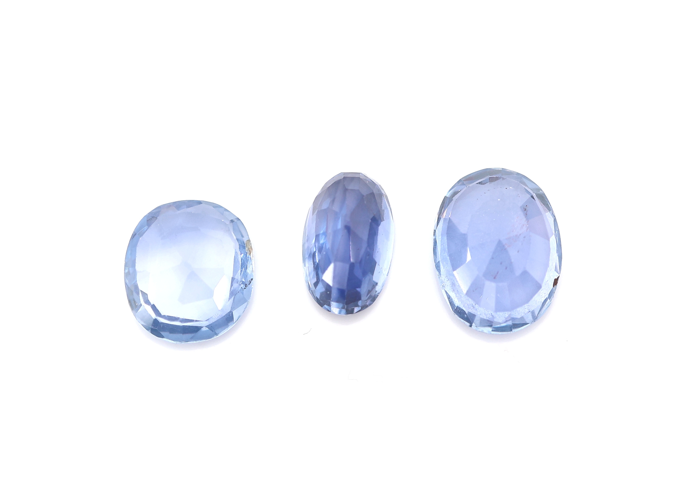 Detail a: Lot 3 lose Saphire, zus. ca. 7.4 ct, ovalfacett. in versch. Größen und Farbnuancen
