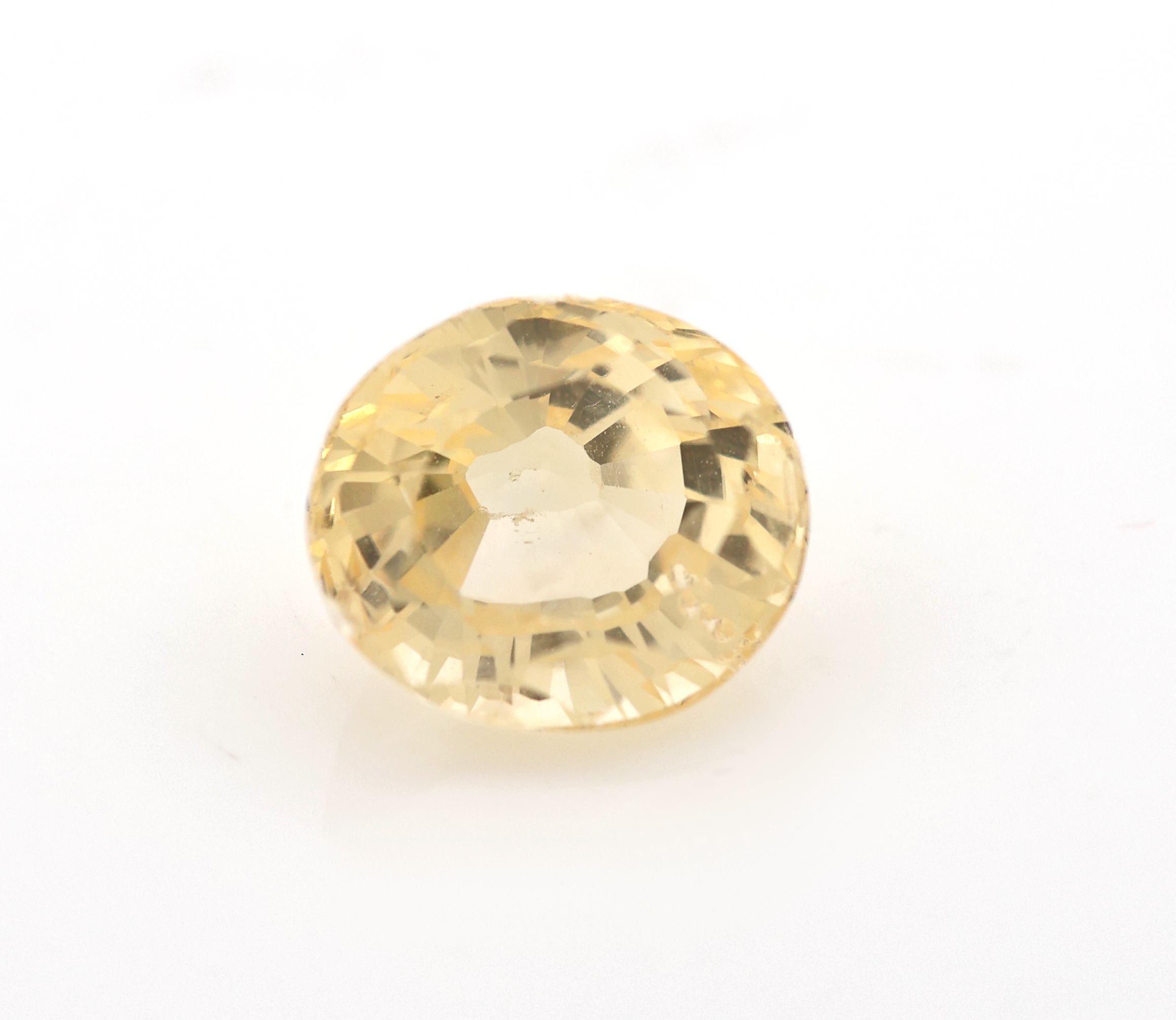 Detail b: Loser gelber Saphir, ca. 2.90 ct, ovalfacett.