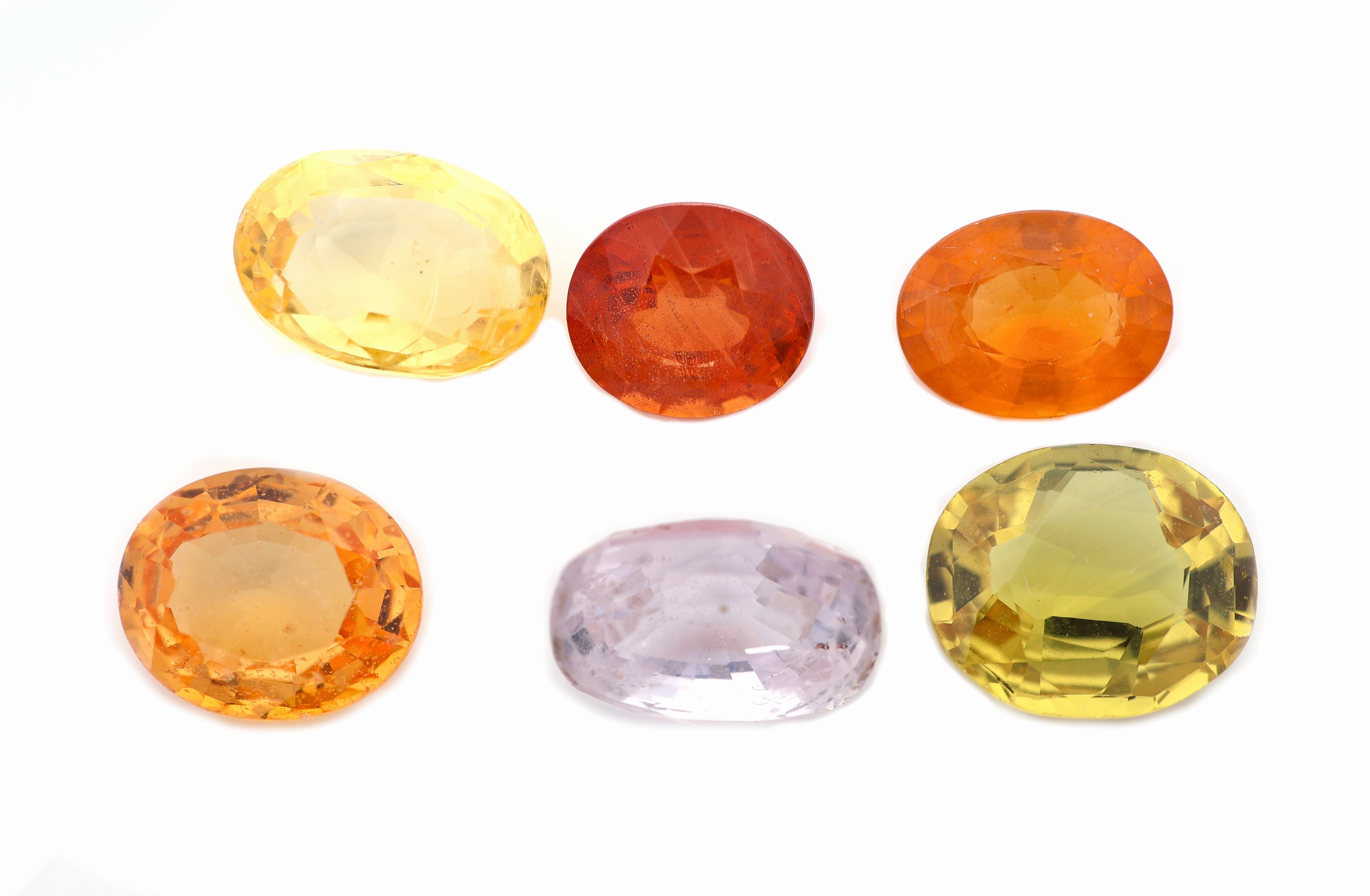 Lot 6 lose Saphire, zus. ca. 13 ct, oval- facett. in versch. Größen und Farben