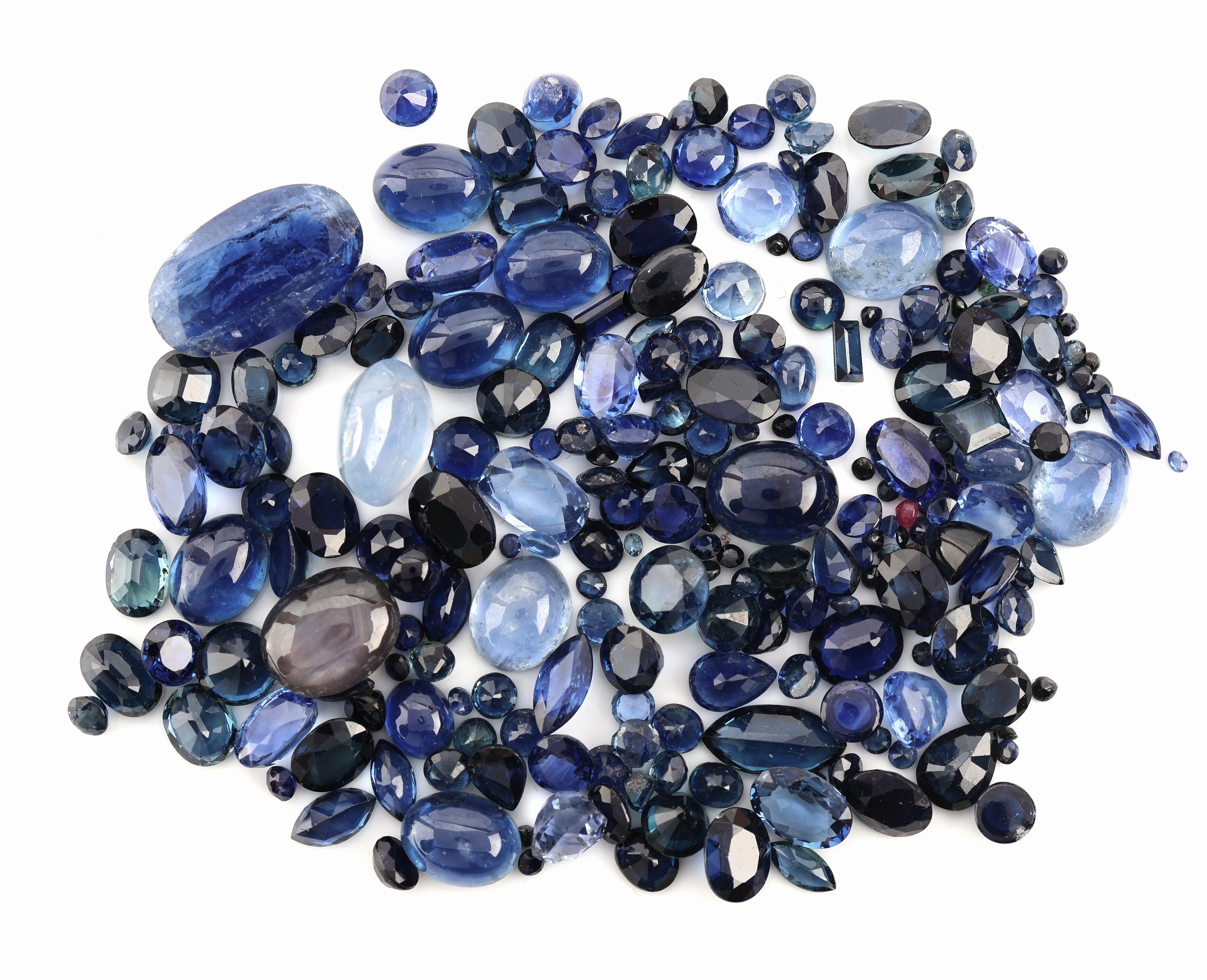 Lot lose Saphire, zus. ca. 101 ct, versch. Schliffformen, Größen und Farbnuancen, Ausfassware