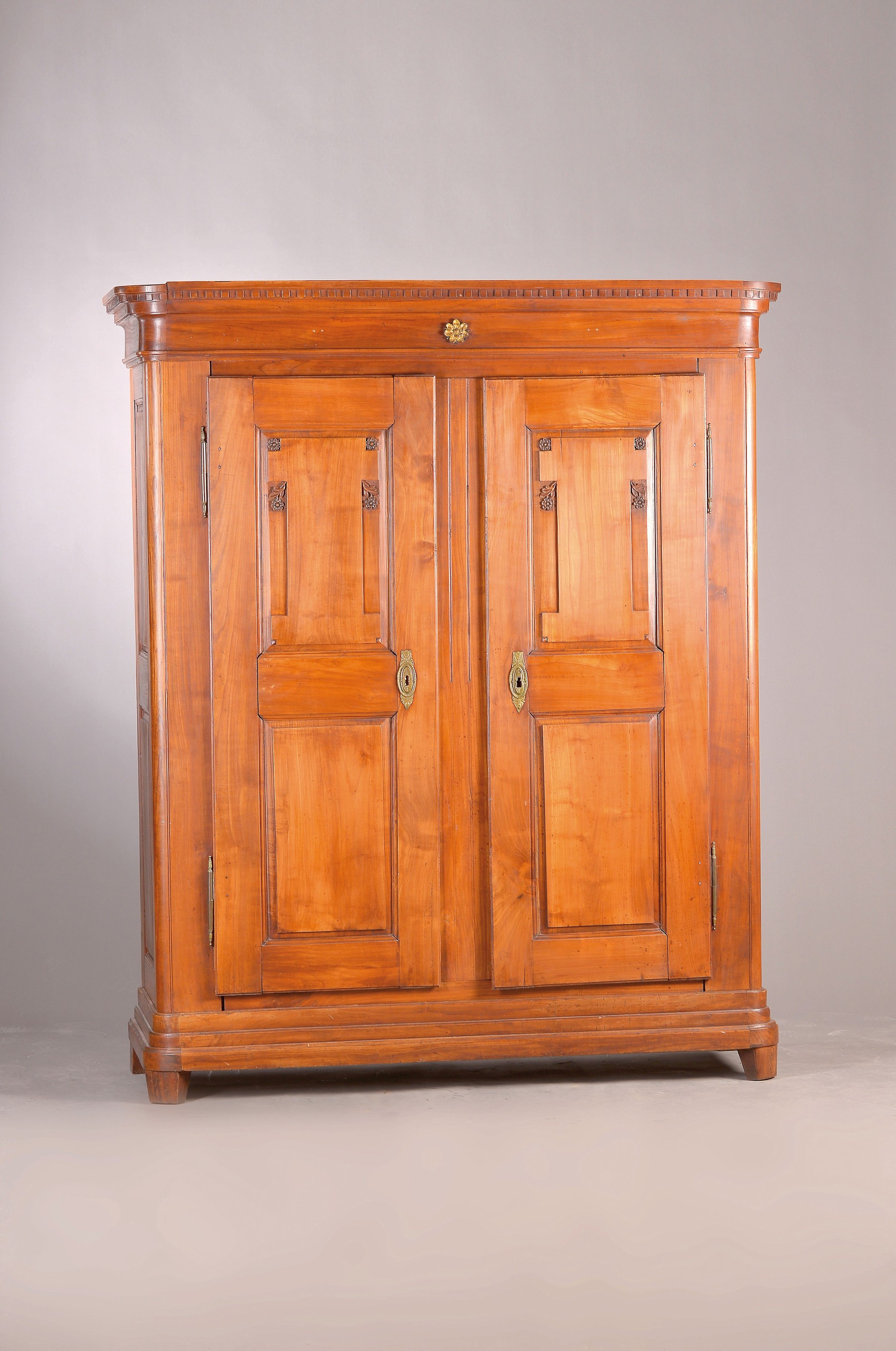 Klassizistischer Schrank, 19.Jh., Kirschbaum massiv, zweitürig, auf Rahmen gearbeitet, achtfach kassettiert, Messingbeschläge, feine florale ...