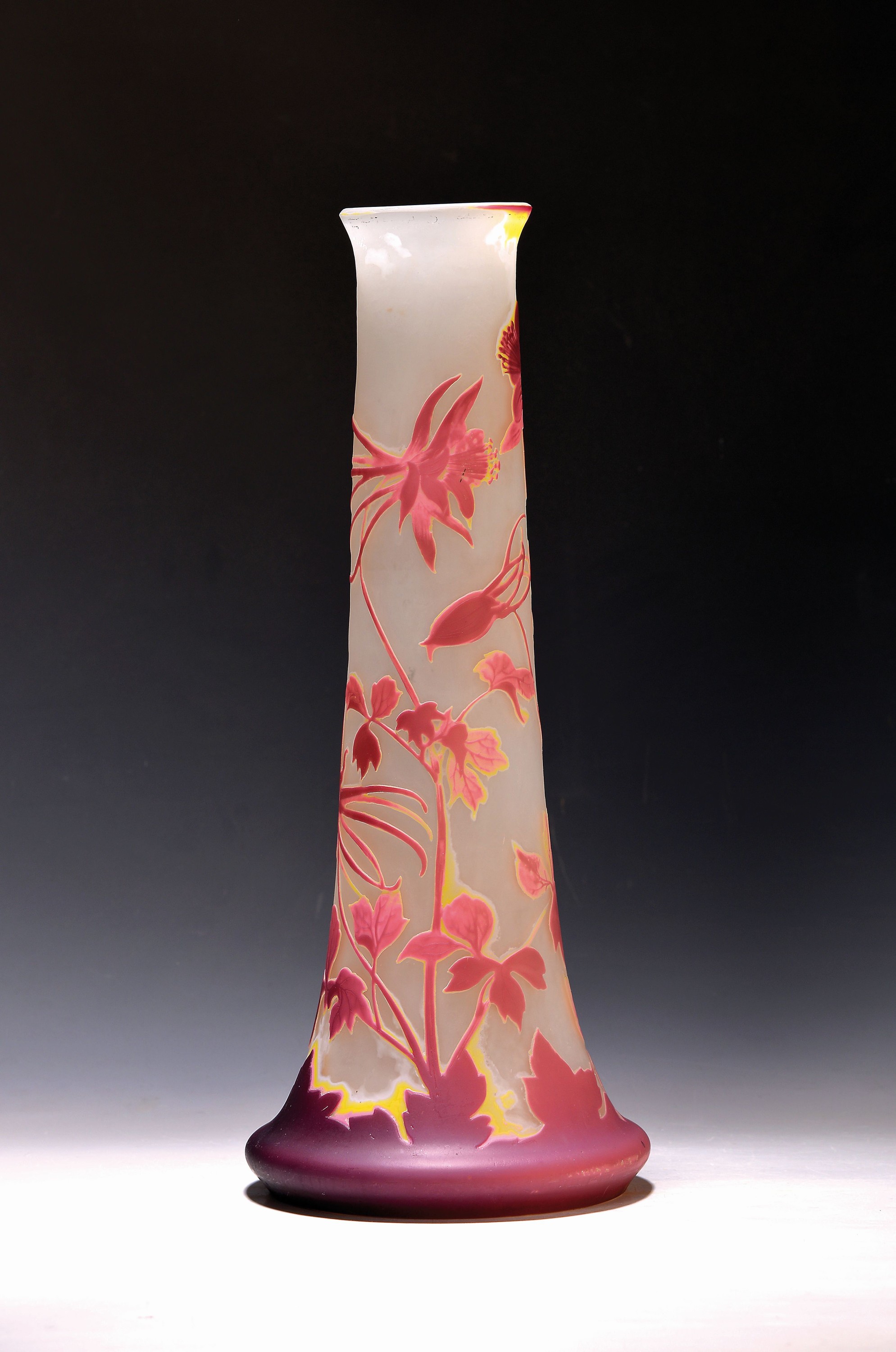 Große Vase, Emile Gallé, um 1904-08, weiß, gelb und rosa überfangenes Glas, geschnitten und geschliffener, umlaufender floraler Dekor in Blatt ...