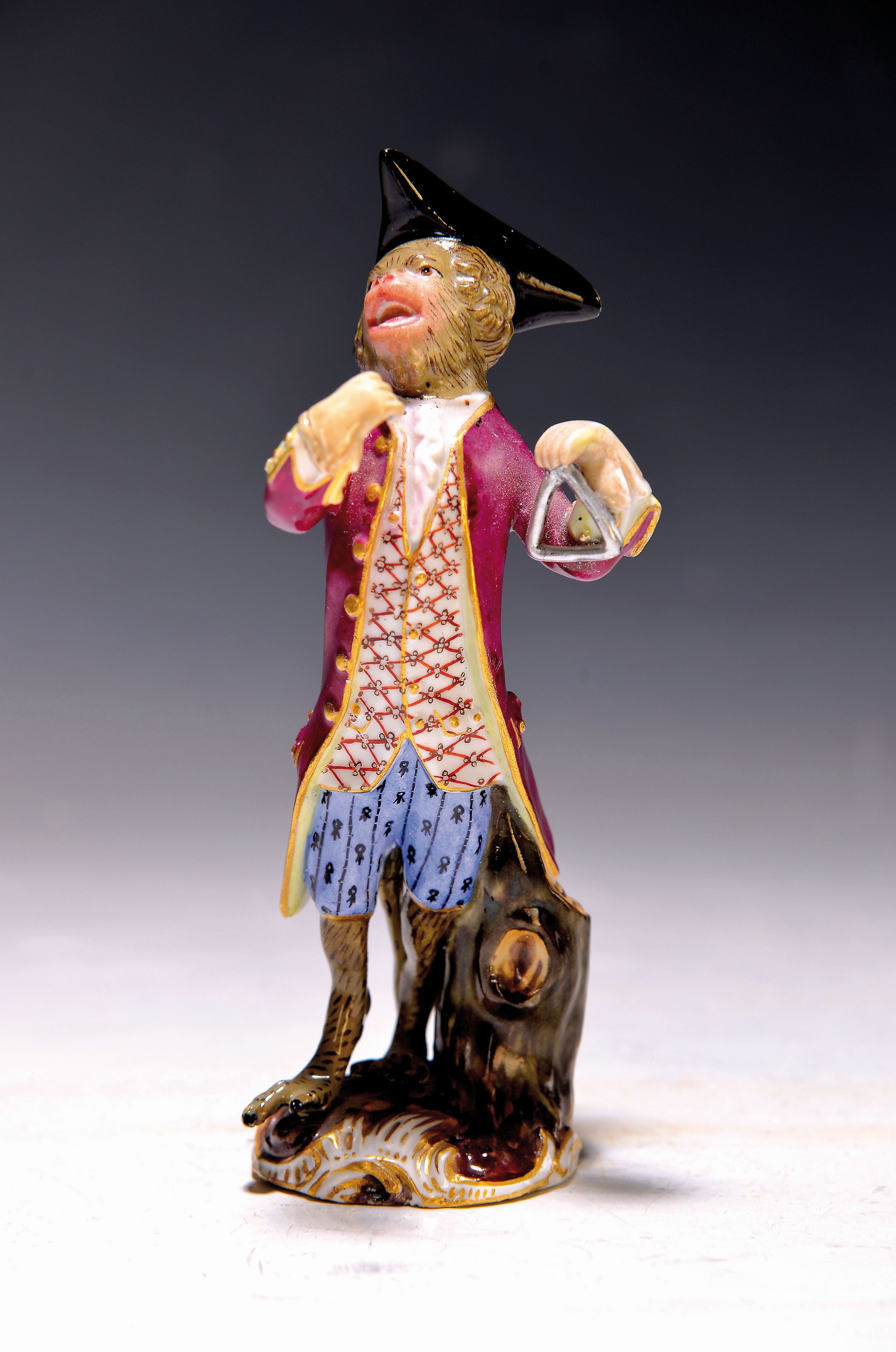 Porzellanfigur, Meissen, 19. Jh., Triangelspieler aus der Affenkapelle, bunt bemalt, Goldstaffage, Stab fehlt, H. ca. 14.5cm