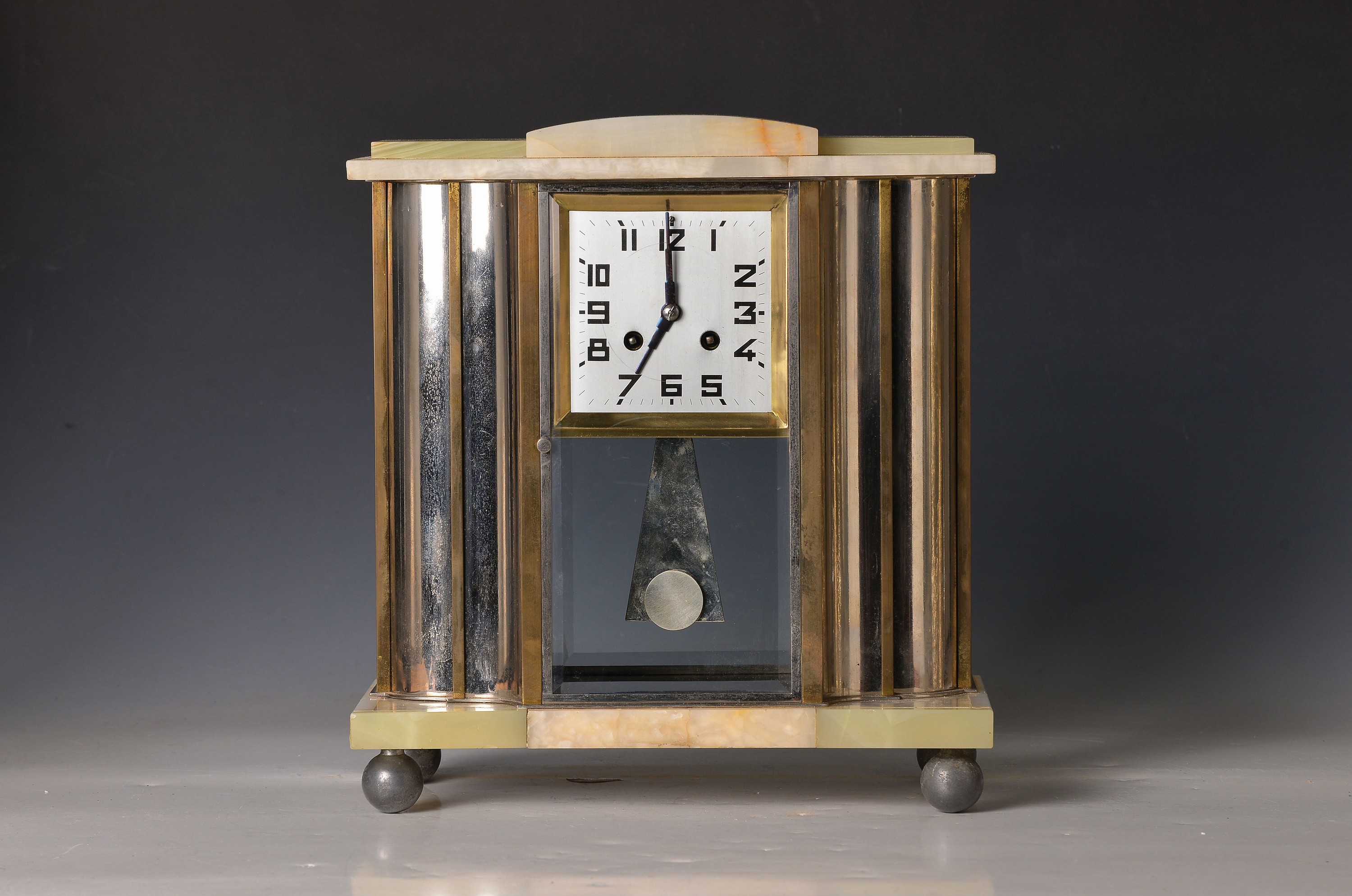 Kaminuhr, Art Deco, Frankreich um 1930, Onyx, allseitig facett. verglast, Uhr flankiert von konkaven und konvexen bespiegelten Zierteilen, ...