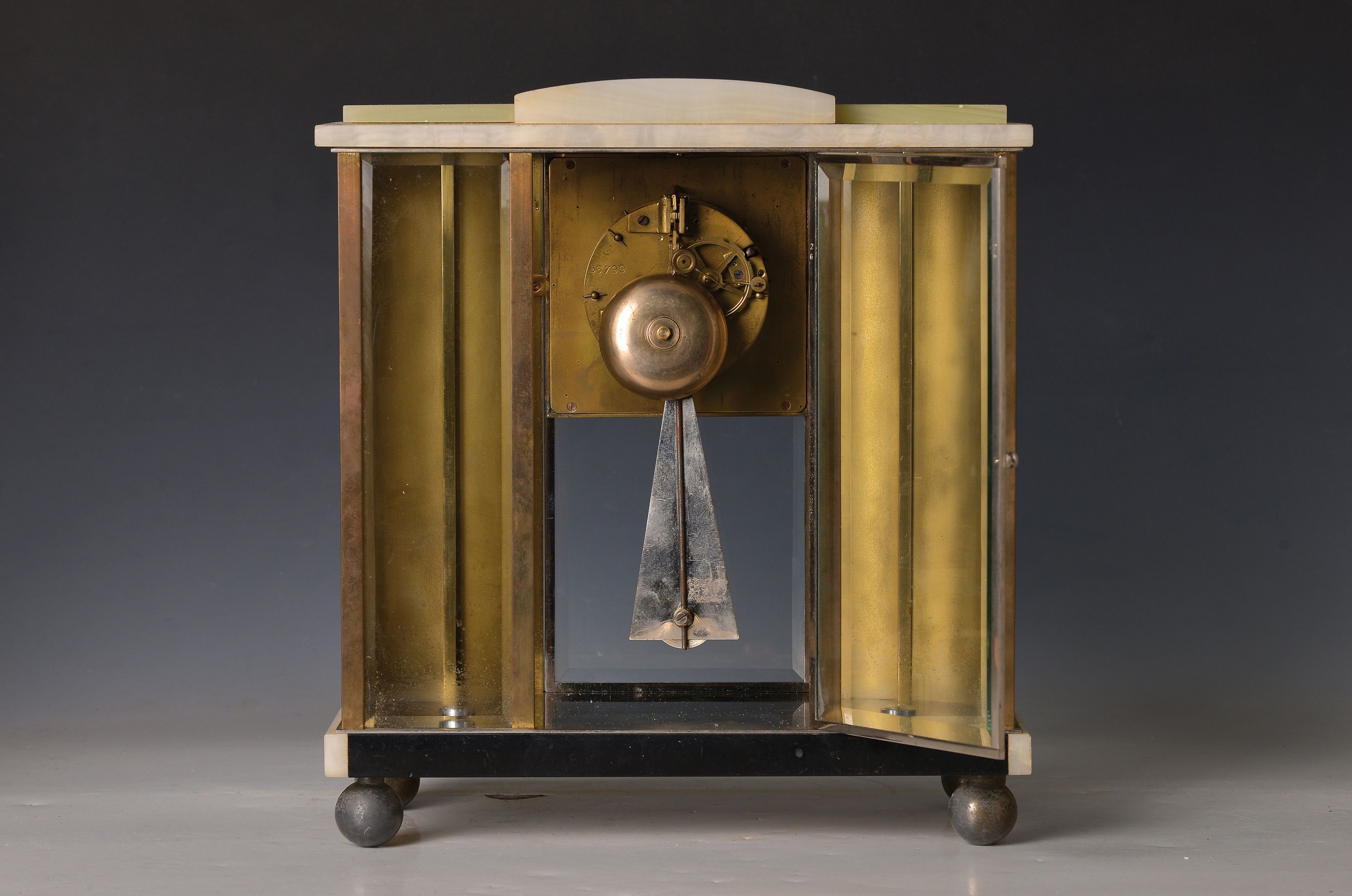 Detail a: Kaminuhr, Art Deco, Frankreich um 1930, Onyx, allseitig facett. verglast, Uhr flankiert von konkaven und konvexen bespiegelten Zierteilen, ...