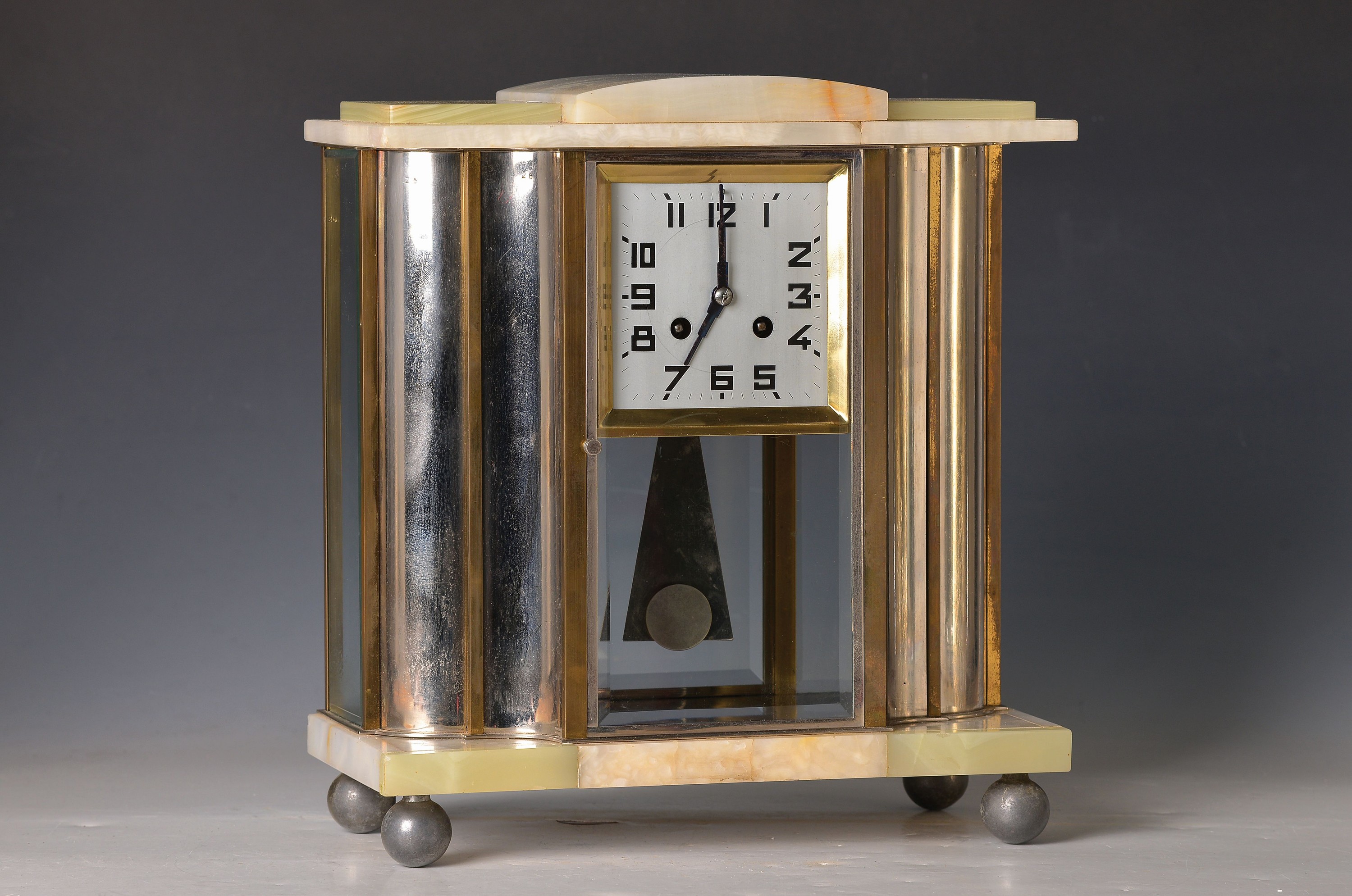 Detail e: Kaminuhr, Art Deco, Frankreich um 1930, Onyx, allseitig facett. verglast, Uhr flankiert von konkaven und konvexen bespiegelten Zierteilen, ...