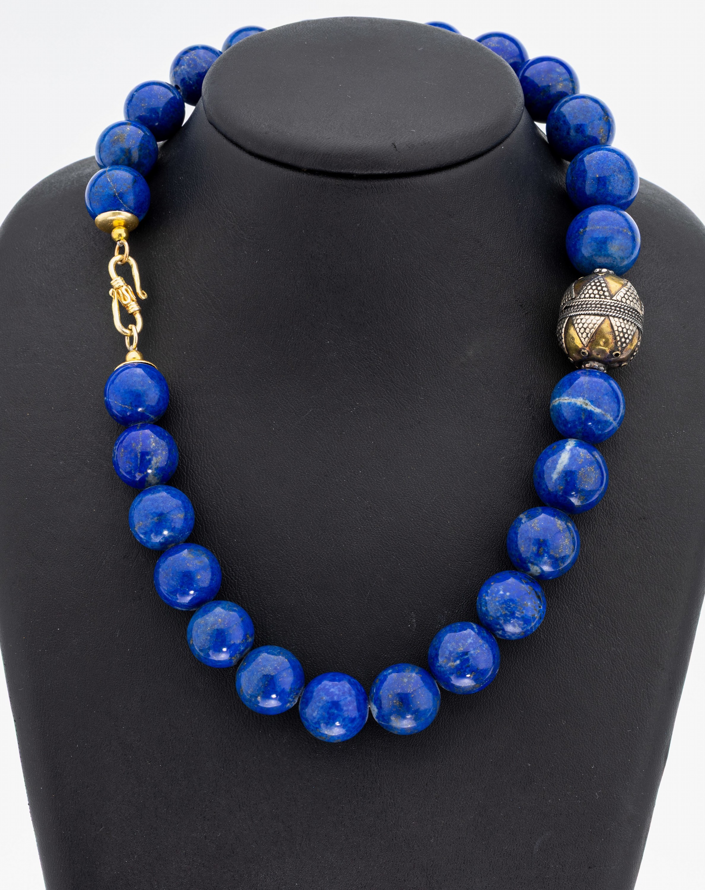 Lapislazuli-Collier, S-Schließe und Zwischenmontur Silber teilvergoldet, Kugeld. ca. 14.9 - 16.9 mm, L. ca. 45 cm