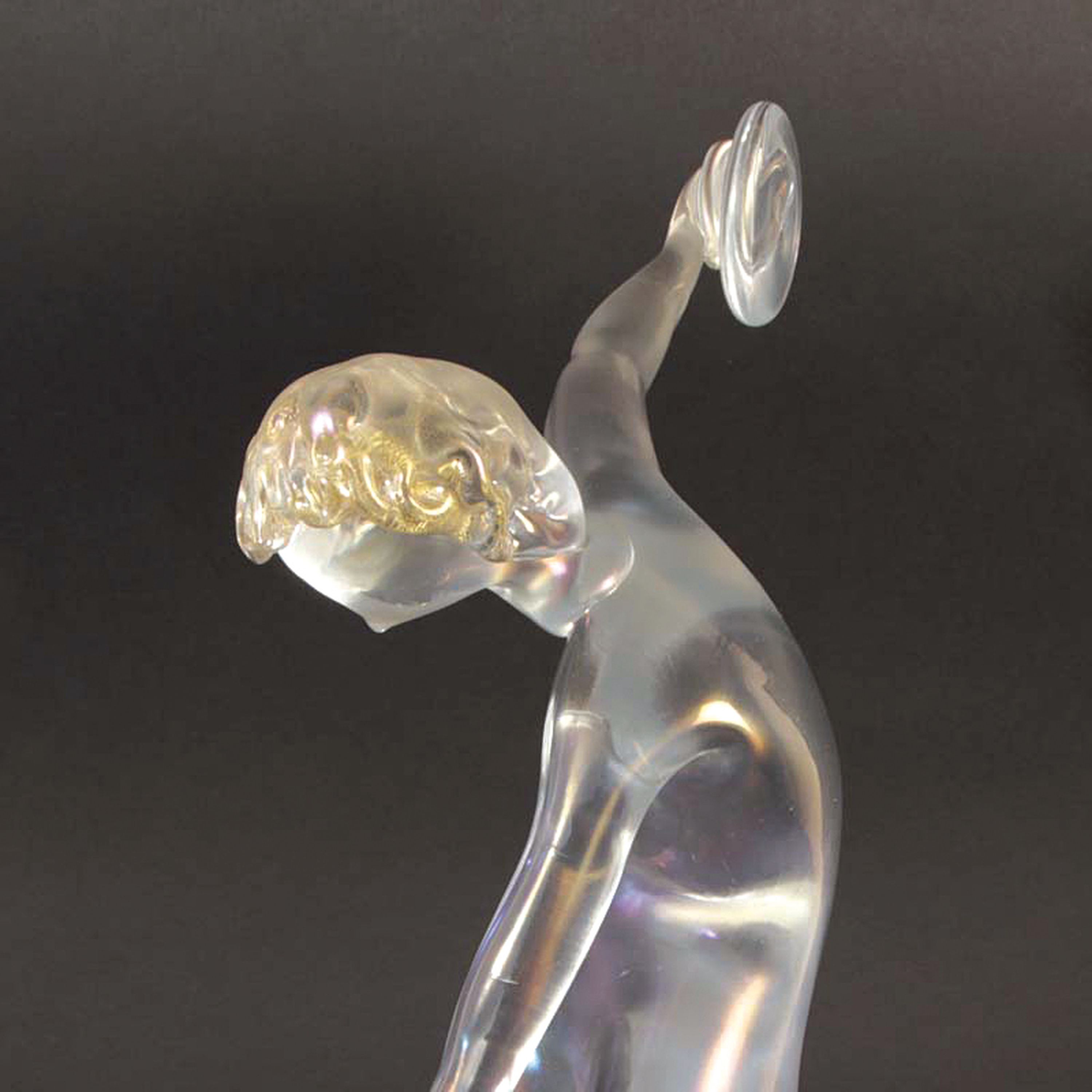 Detail c: Glasskulptur Diskobolus, Alfredo Barbini & Napoleone Martunizzi, Murano, Italien, farbloses Glas, blau-violett irisiert, Form nach dem antiken ...