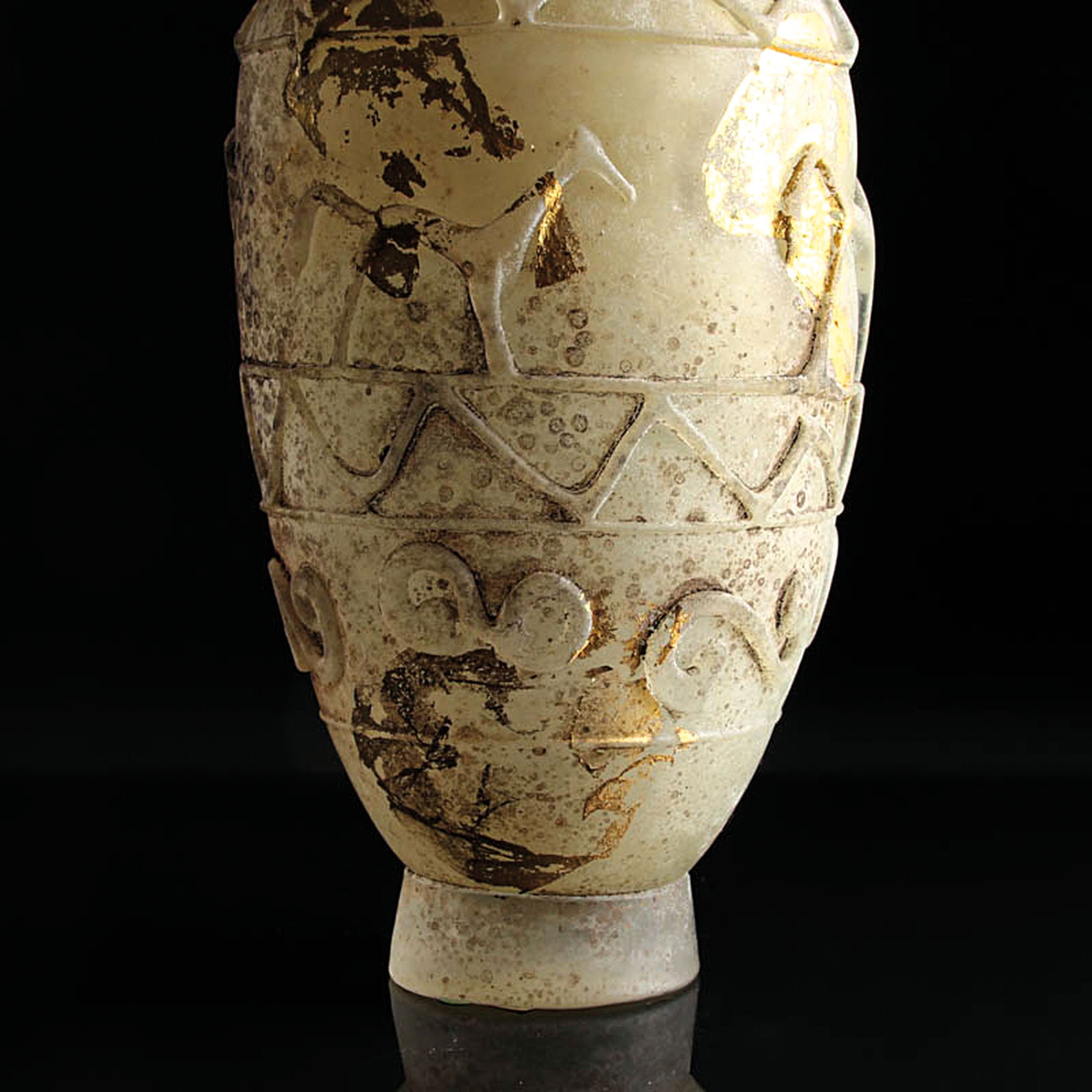 Detail d: Vetro a Scavo-Amphore, Ermanno Nason für Cenedese, Murano, Italien, milchweisses Glas in Vetro a Scavo-Technik, Kohle-Patina, Goldauflage, nach ...