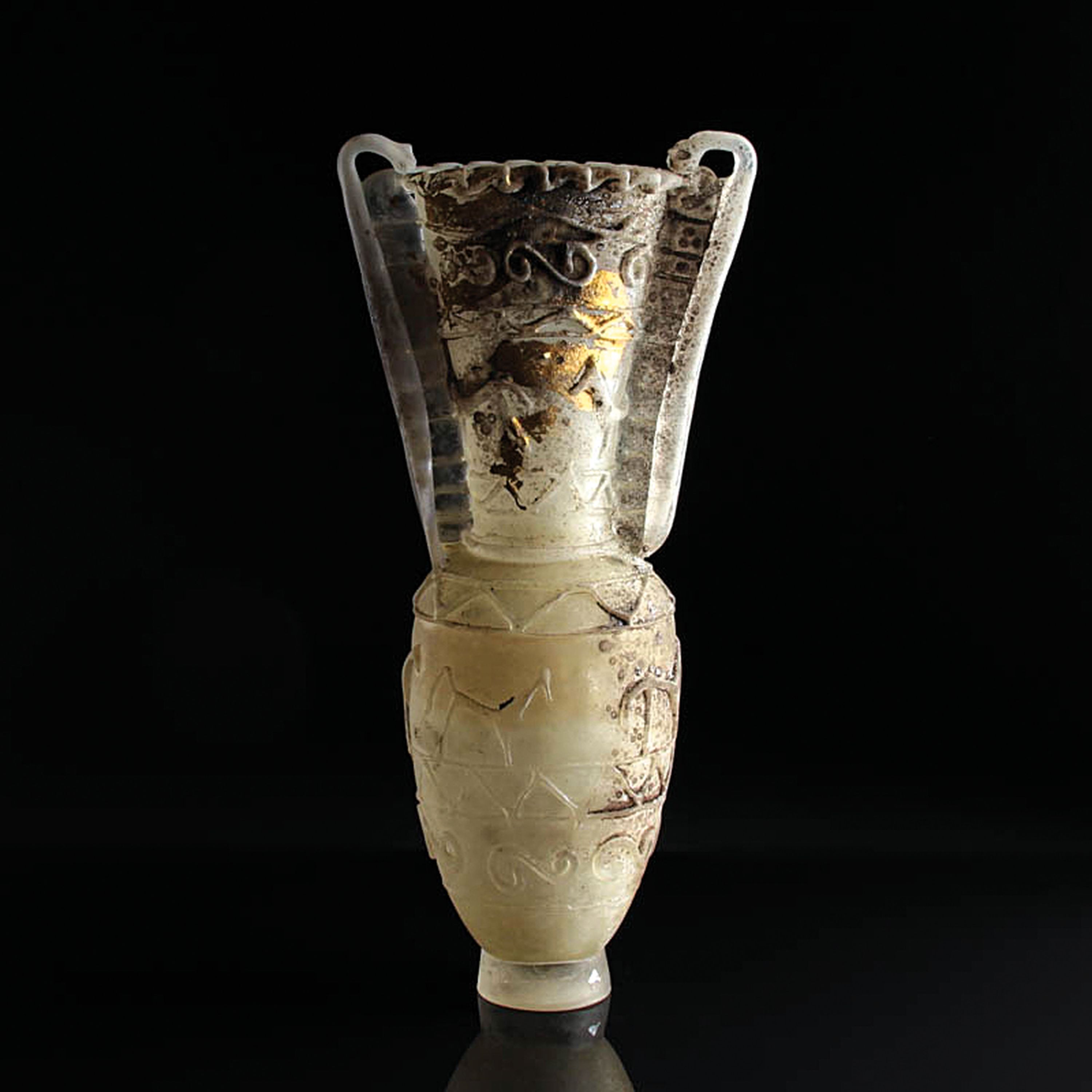 Detail e: Vetro a Scavo-Amphore, Ermanno Nason für Cenedese, Murano, Italien, milchweisses Glas in Vetro a Scavo-Technik, Kohle-Patina, Goldauflage, nach ...