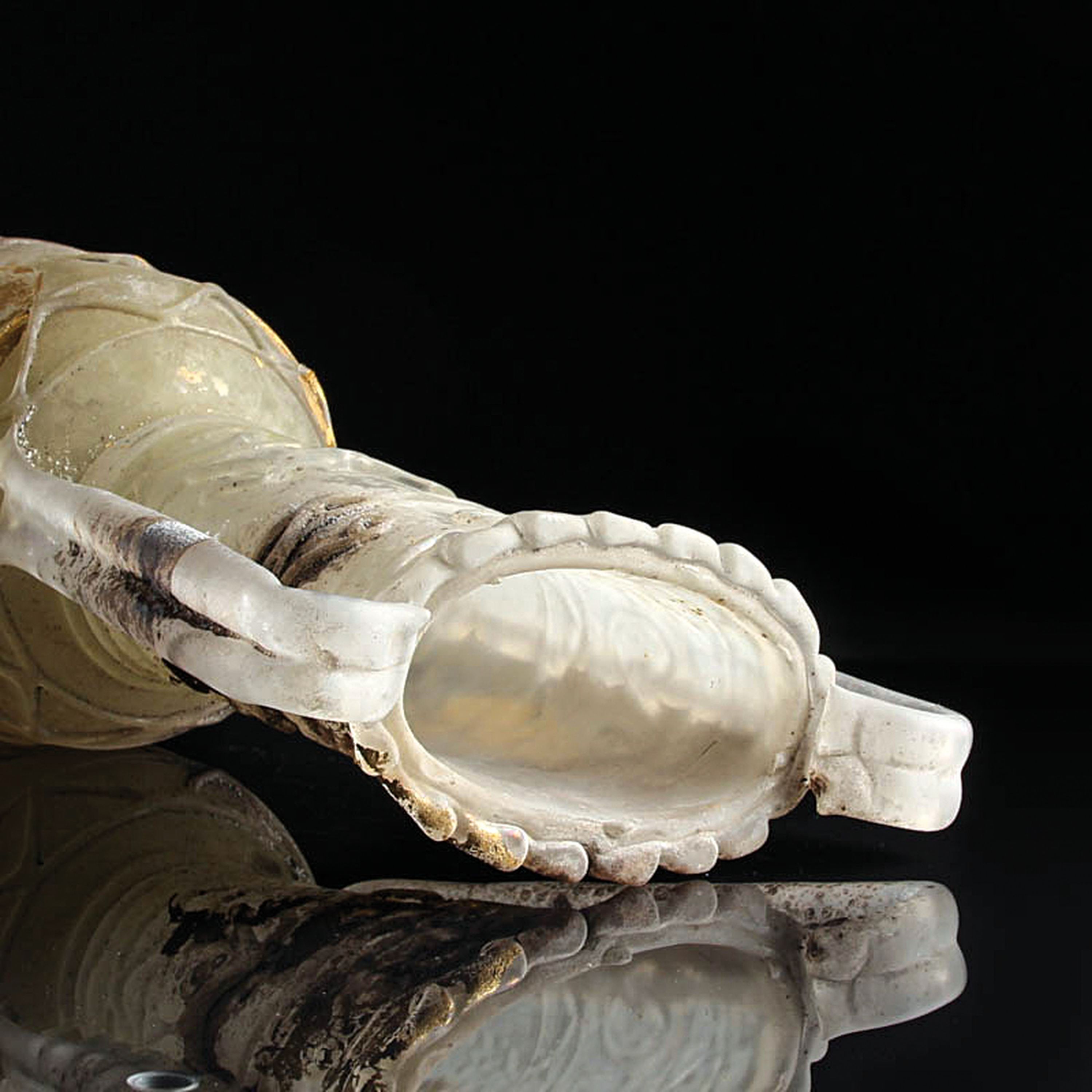 Detail i: Vetro a Scavo-Amphore, Ermanno Nason für Cenedese, Murano, Italien, milchweisses Glas in Vetro a Scavo-Technik, Kohle-Patina, Goldauflage, nach ...