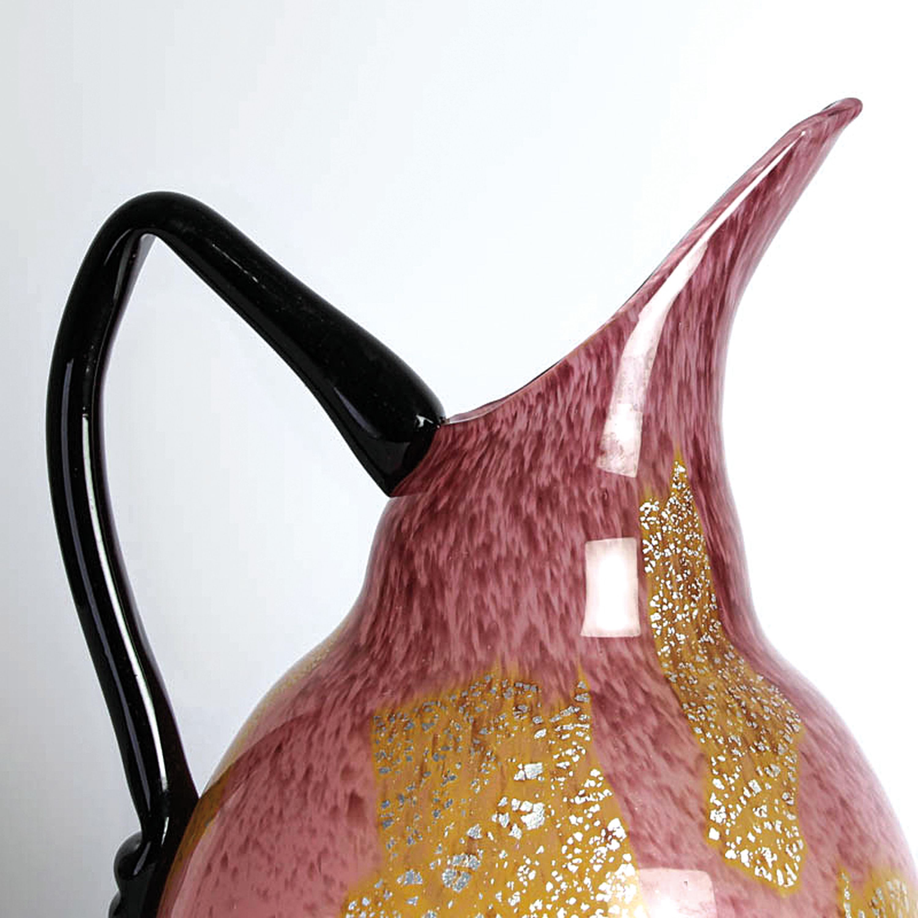 Detail b: Glasskanne, Delatte, Nancy, farbloses Glas, rosafarben getönt, Silberfolieneinschmelzungen schwarzer Henkel, H. 40 cm