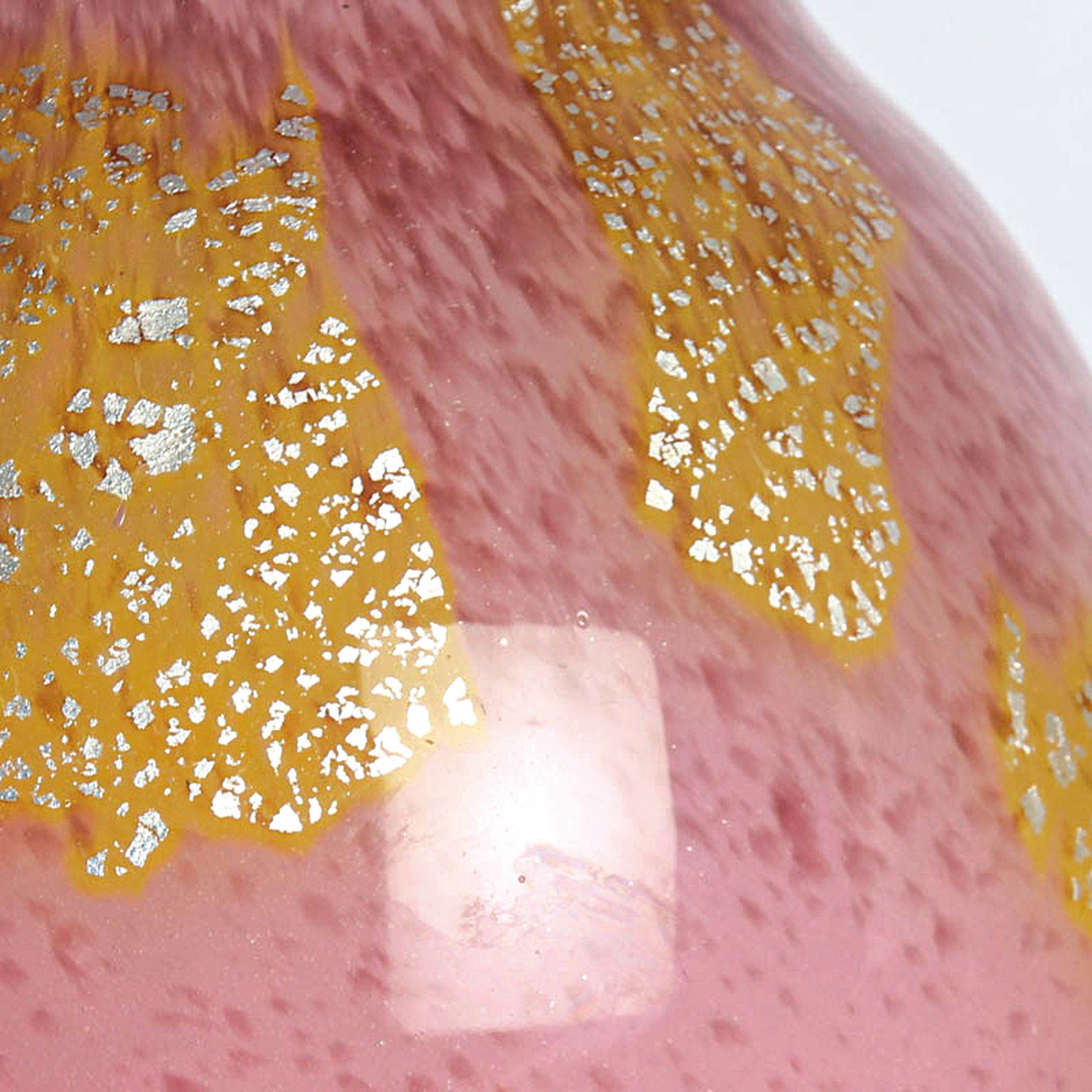 Detail c: Glasskanne, Delatte, Nancy, farbloses Glas, rosafarben getönt, Silberfolieneinschmelzungen schwarzer Henkel, H. 40 cm