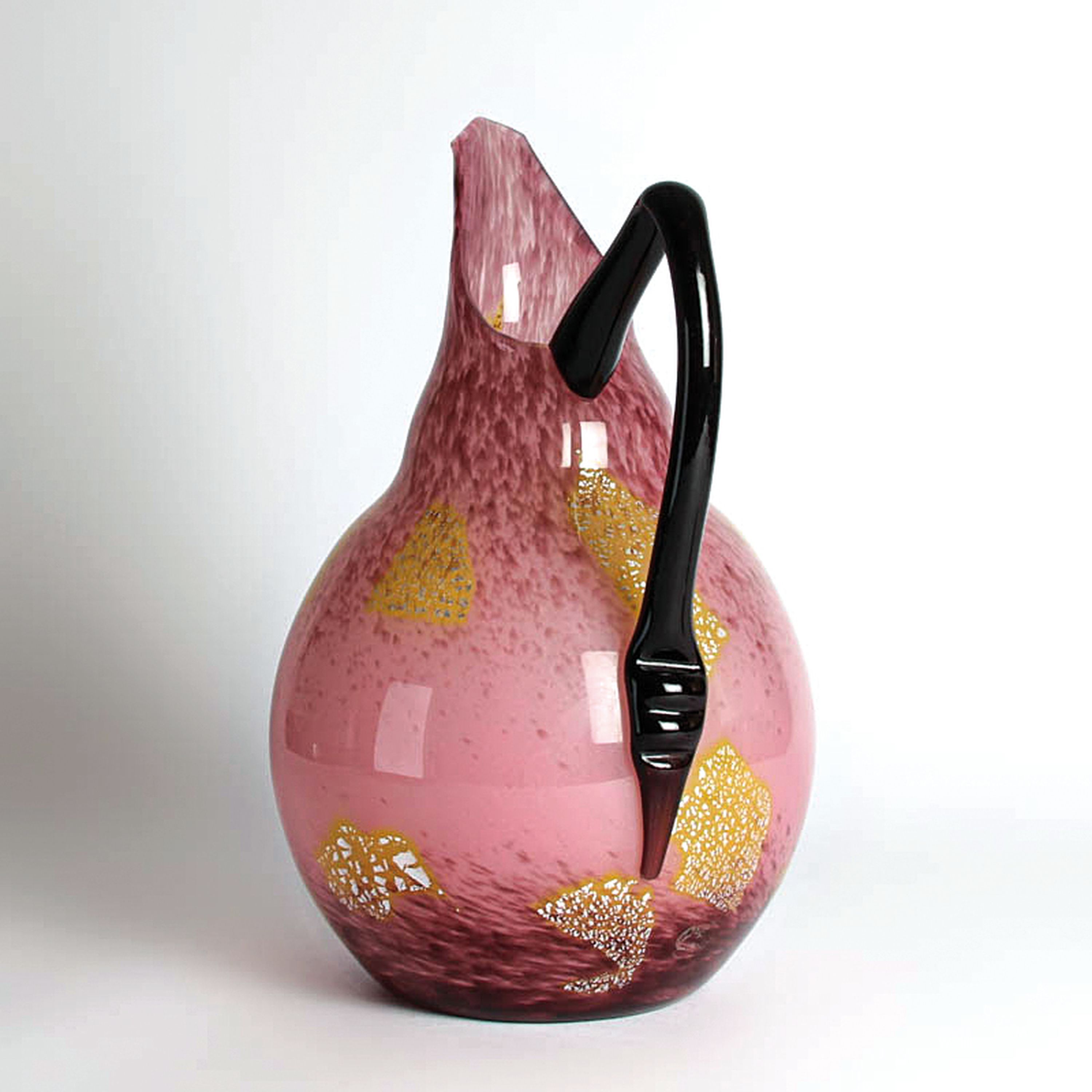 Detail d: Glasskanne, Delatte, Nancy, farbloses Glas, rosafarben getönt, Silberfolieneinschmelzungen schwarzer Henkel, H. 40 cm