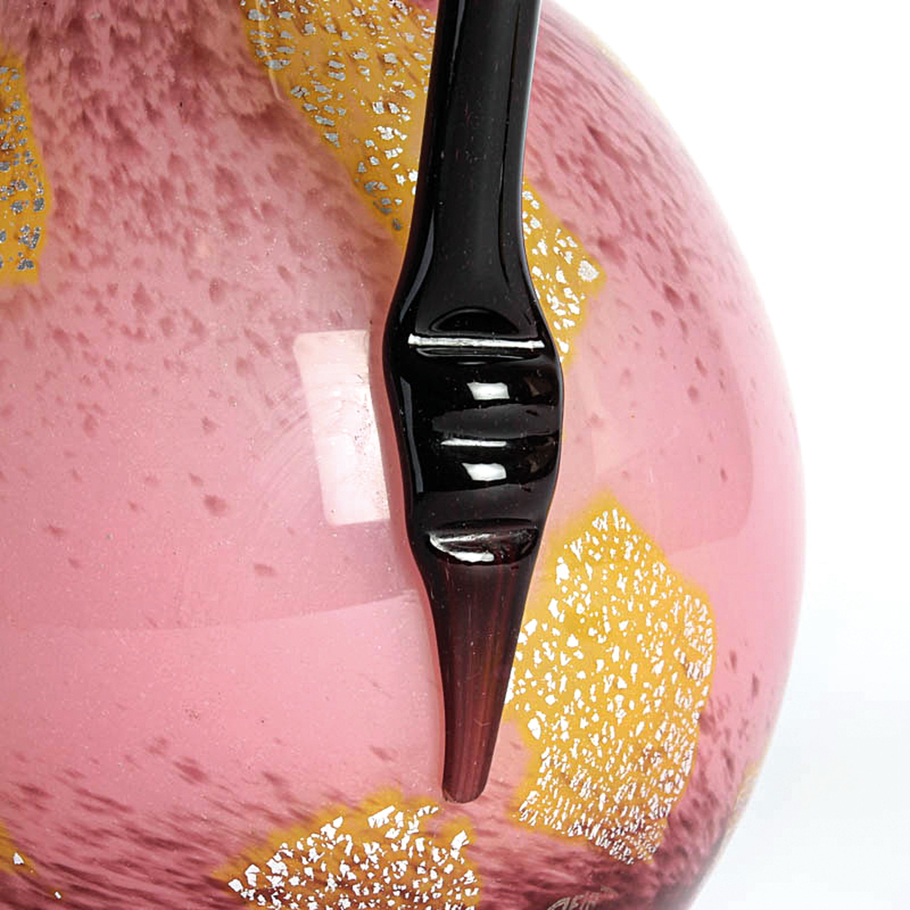 Detail e: Glasskanne, Delatte, Nancy, farbloses Glas, rosafarben getönt, Silberfolieneinschmelzungen schwarzer Henkel, H. 40 cm
