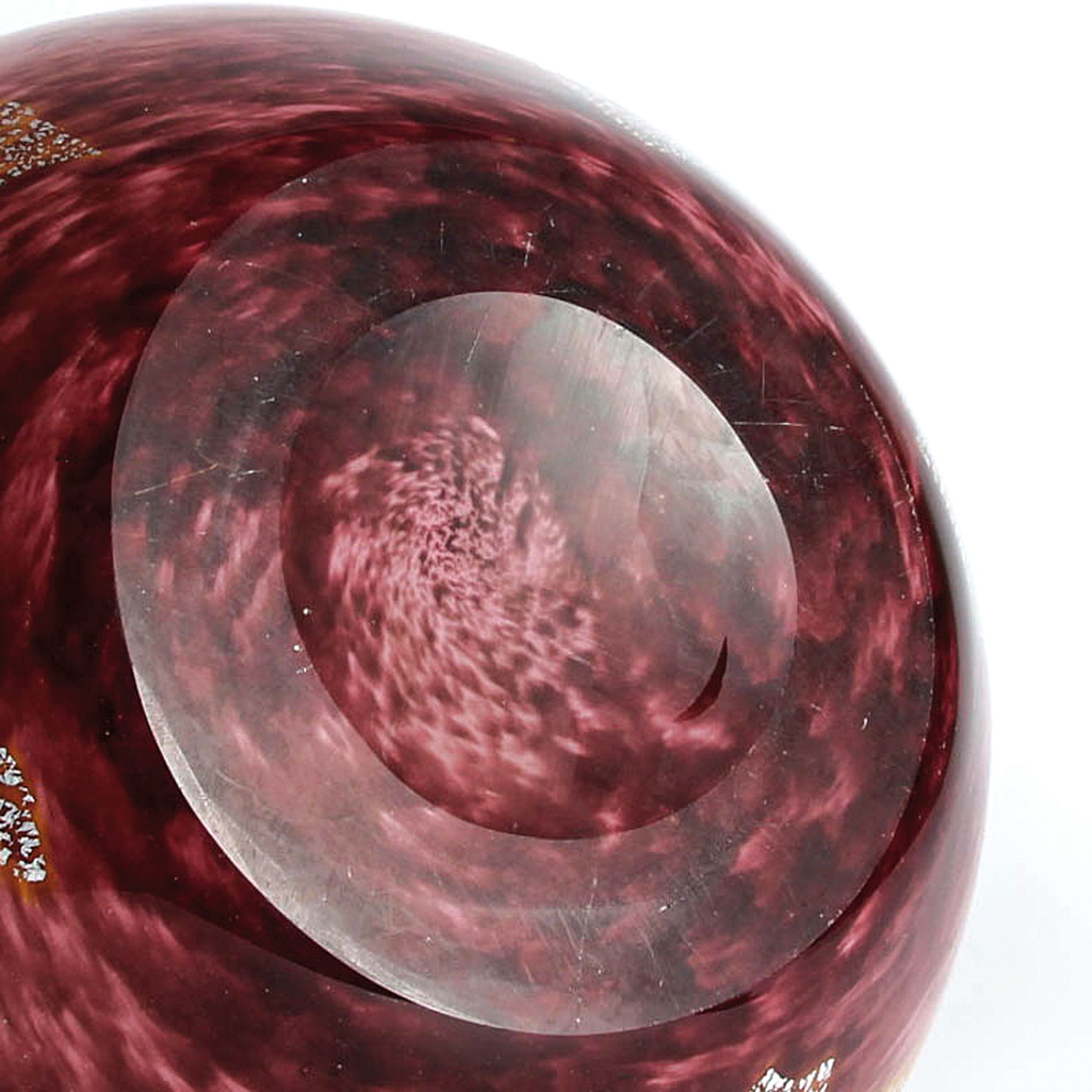 Detail g: Glasskanne, Delatte, Nancy, farbloses Glas, rosafarben getönt, Silberfolieneinschmelzungen schwarzer Henkel, H. 40 cm