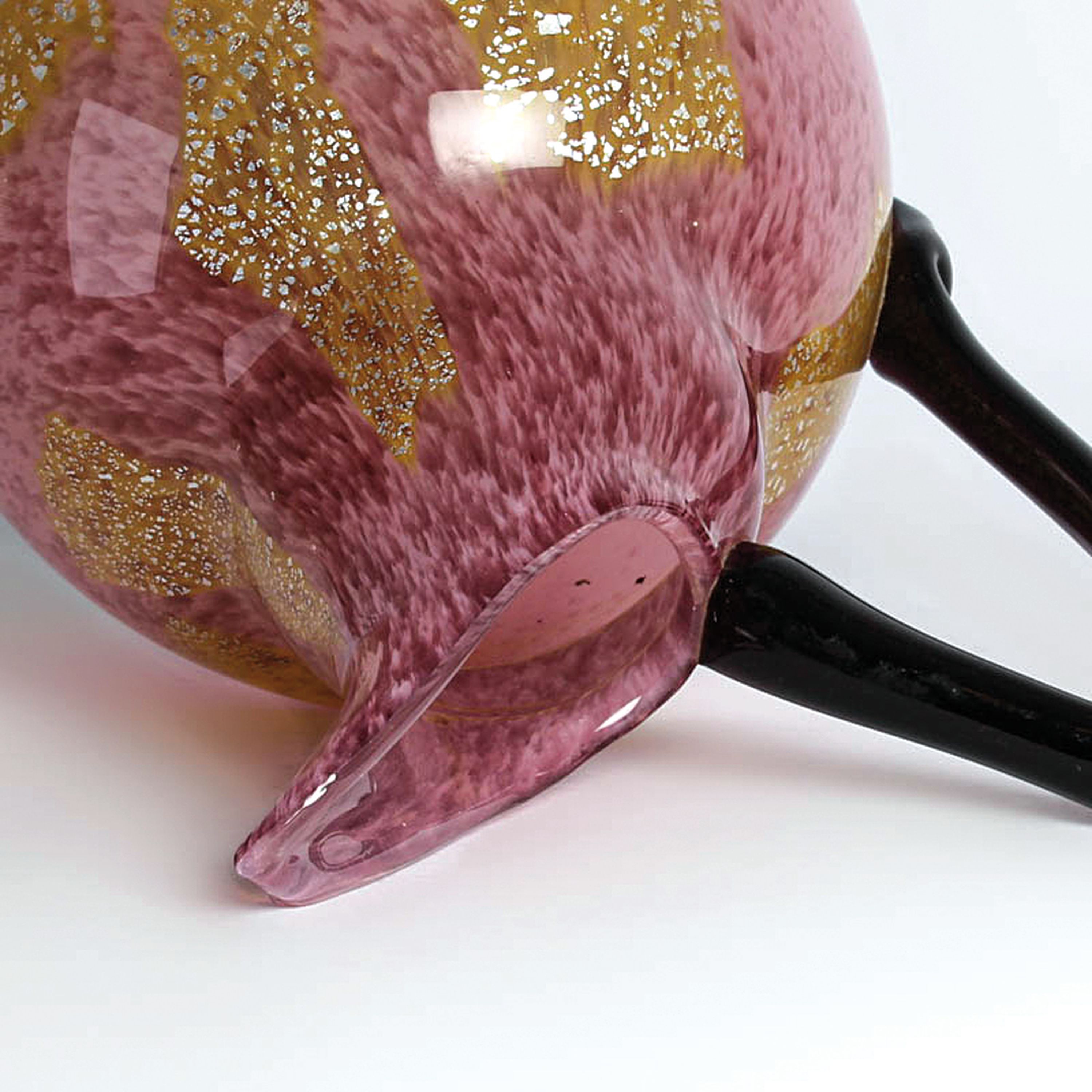 Detail h: Glasskanne, Delatte, Nancy, farbloses Glas, rosafarben getönt, Silberfolieneinschmelzungen schwarzer Henkel, H. 40 cm