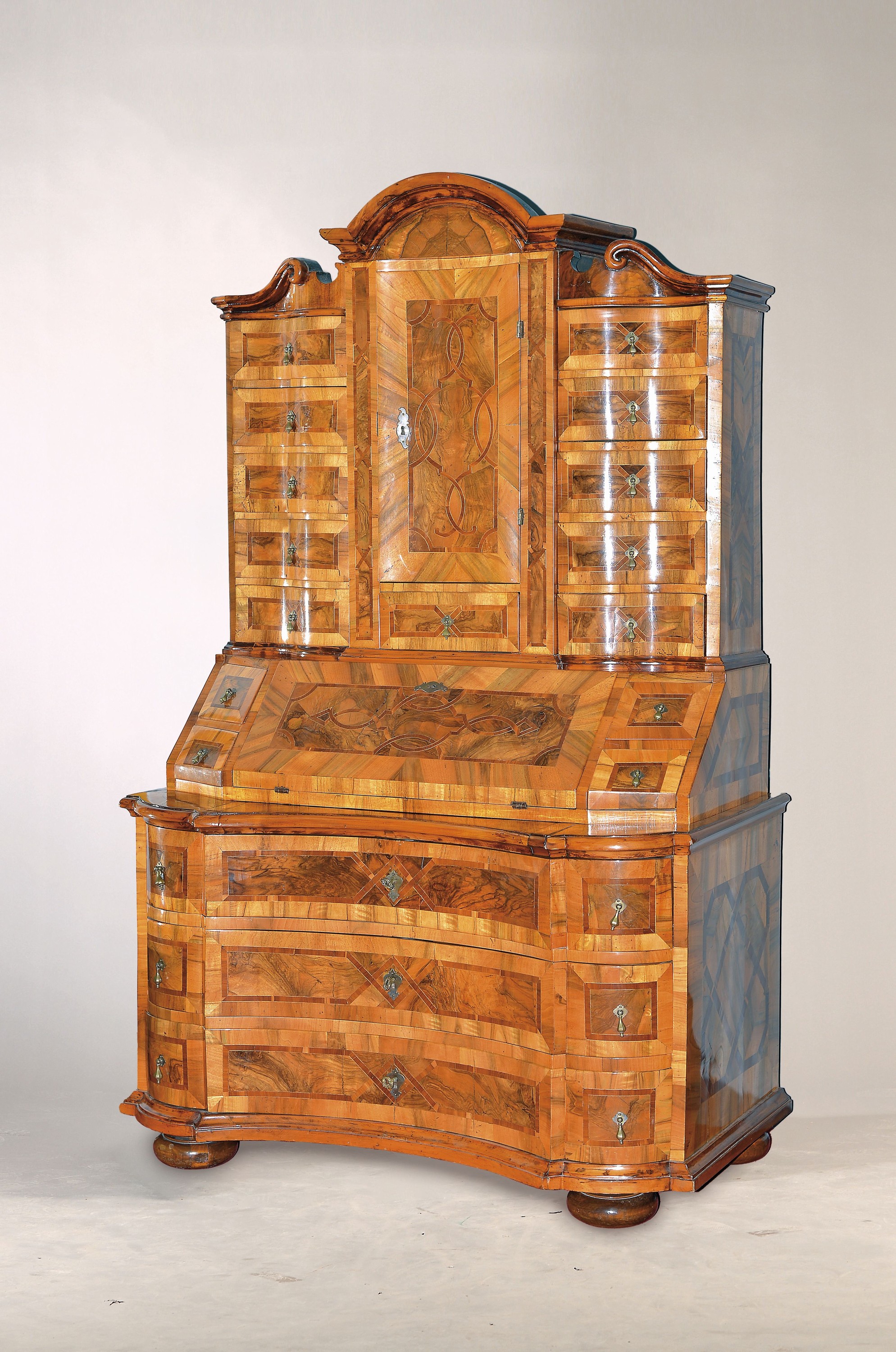 Aufsatzsekretär/Secretaire a trois Corps, süddeutsch/ wohl fränkisch, Mitte 18. Jh., Nussbaumfurnier, dreischübiger Kommodenteil auf gedrückten ...